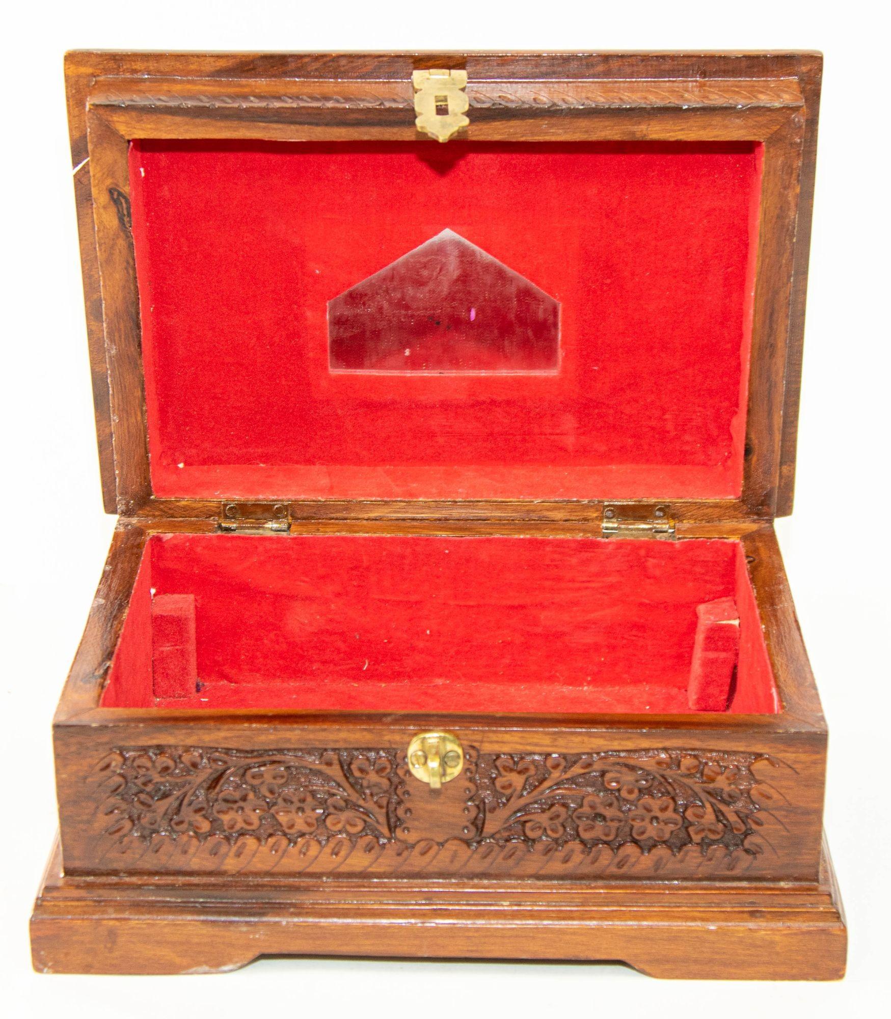20ième siècle Boîte à bijoux anglo-indienne en bois sculpté du milieu du 20e siècle, Inde du Cachemire en vente