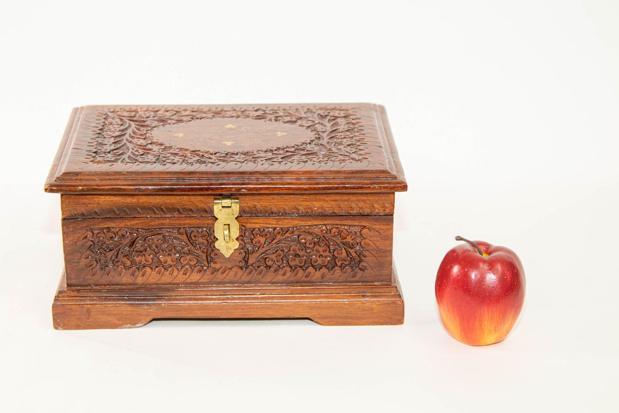 Mid 20th Century Anglo Indian Carved Wood Jewelry Box Kashmir India In Good Condition For Sale In North Hollywood, CA