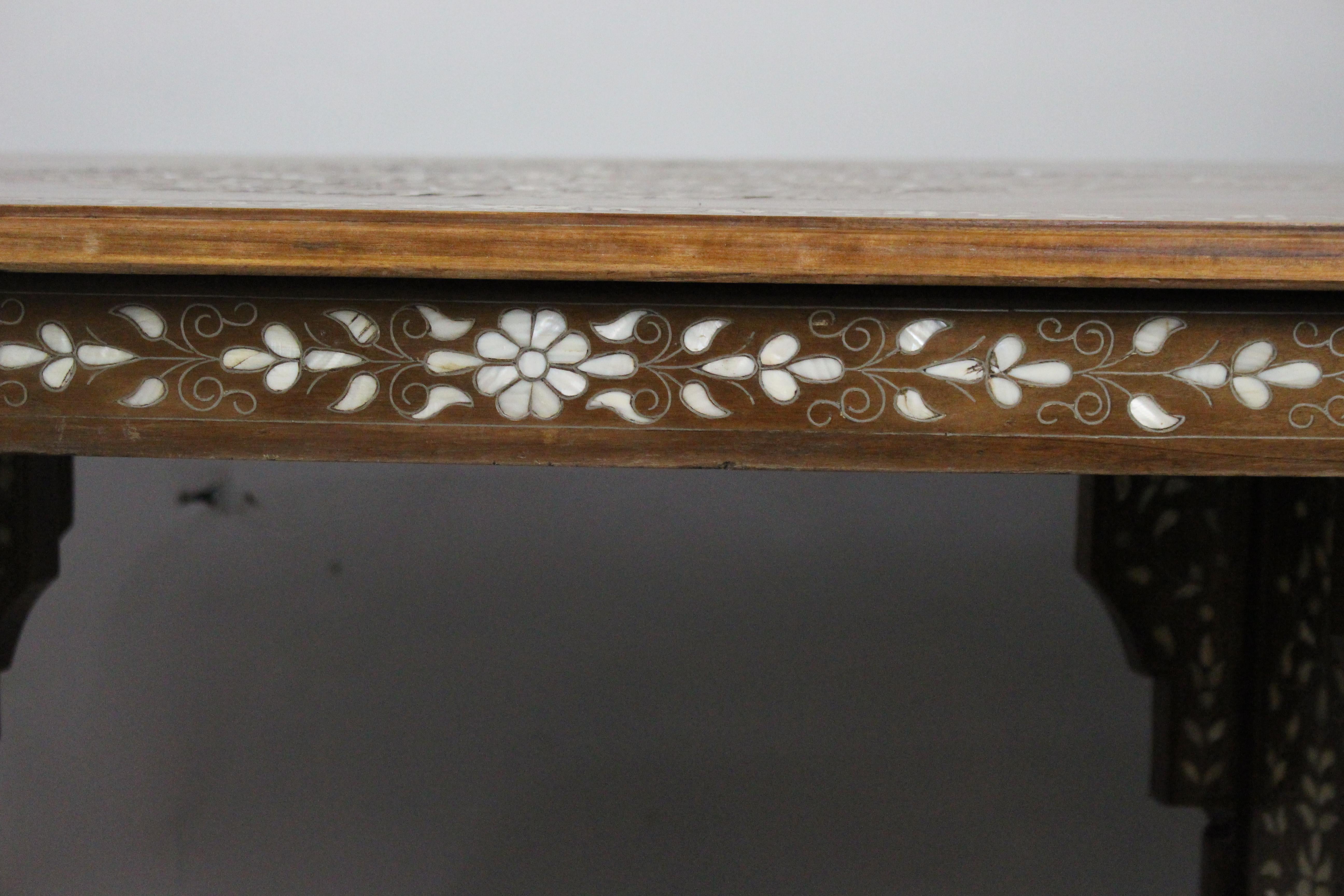 Table de salle à manger en marqueterie anglo-indienne du milieu du 20e siècle en vente 6