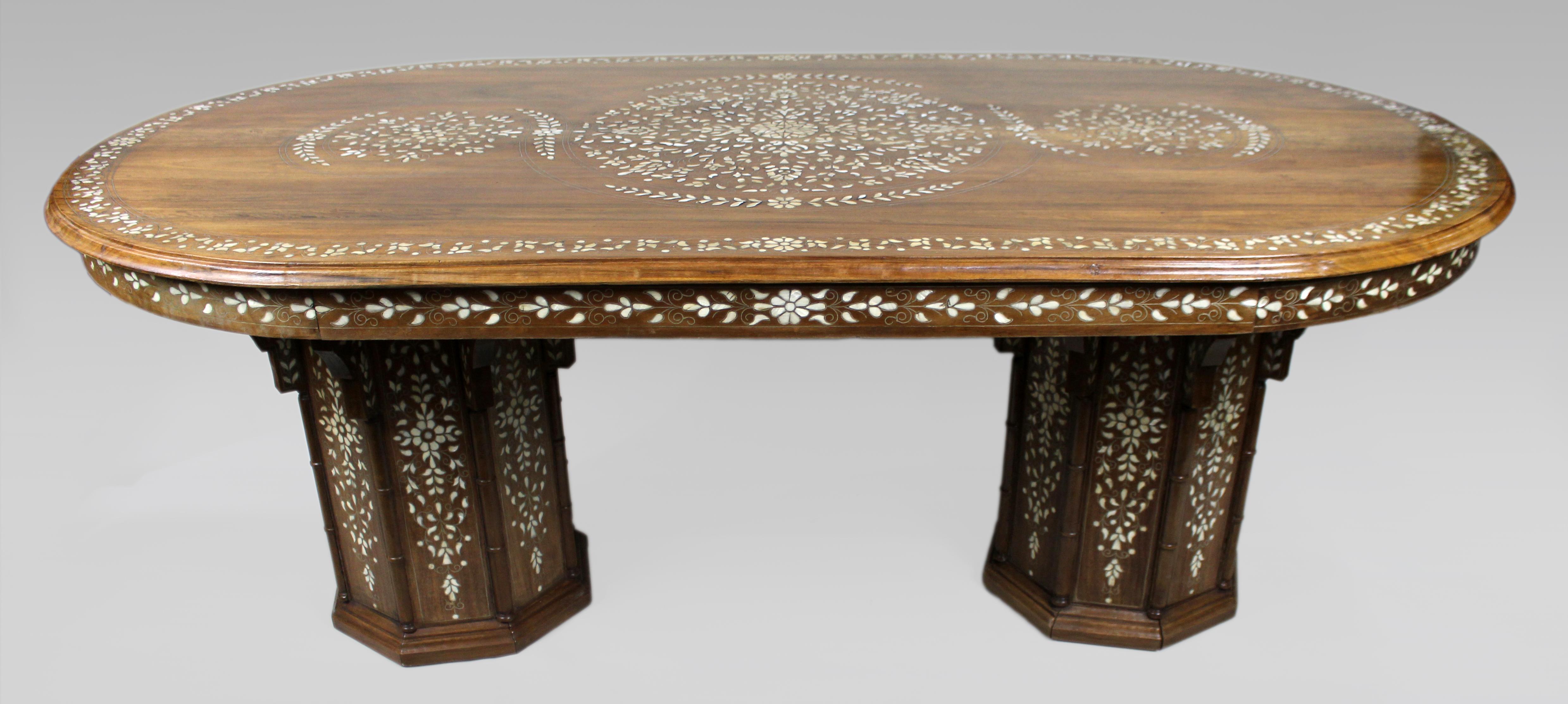 Table de salle à manger en marqueterie anglo-indienne du milieu du 20e siècle

Table de salle à manger anglo-indienne de grande qualité et décorative datant du milieu du XXe siècle, fabriquée en padouk et largement incrustée d'os dans des motifs