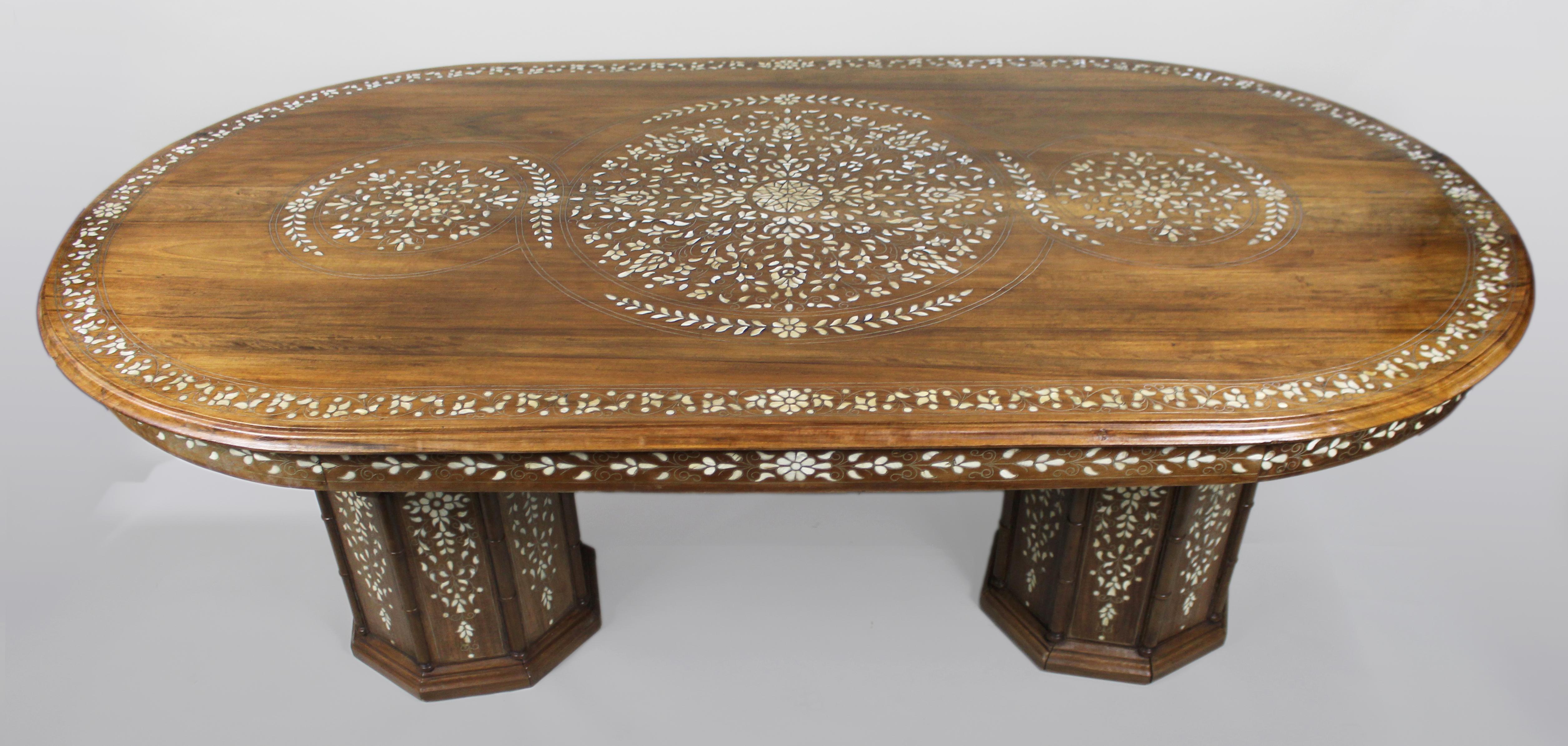 Table de salle à manger en marqueterie anglo-indienne du milieu du 20e siècle Bon état - En vente à Worcester, GB