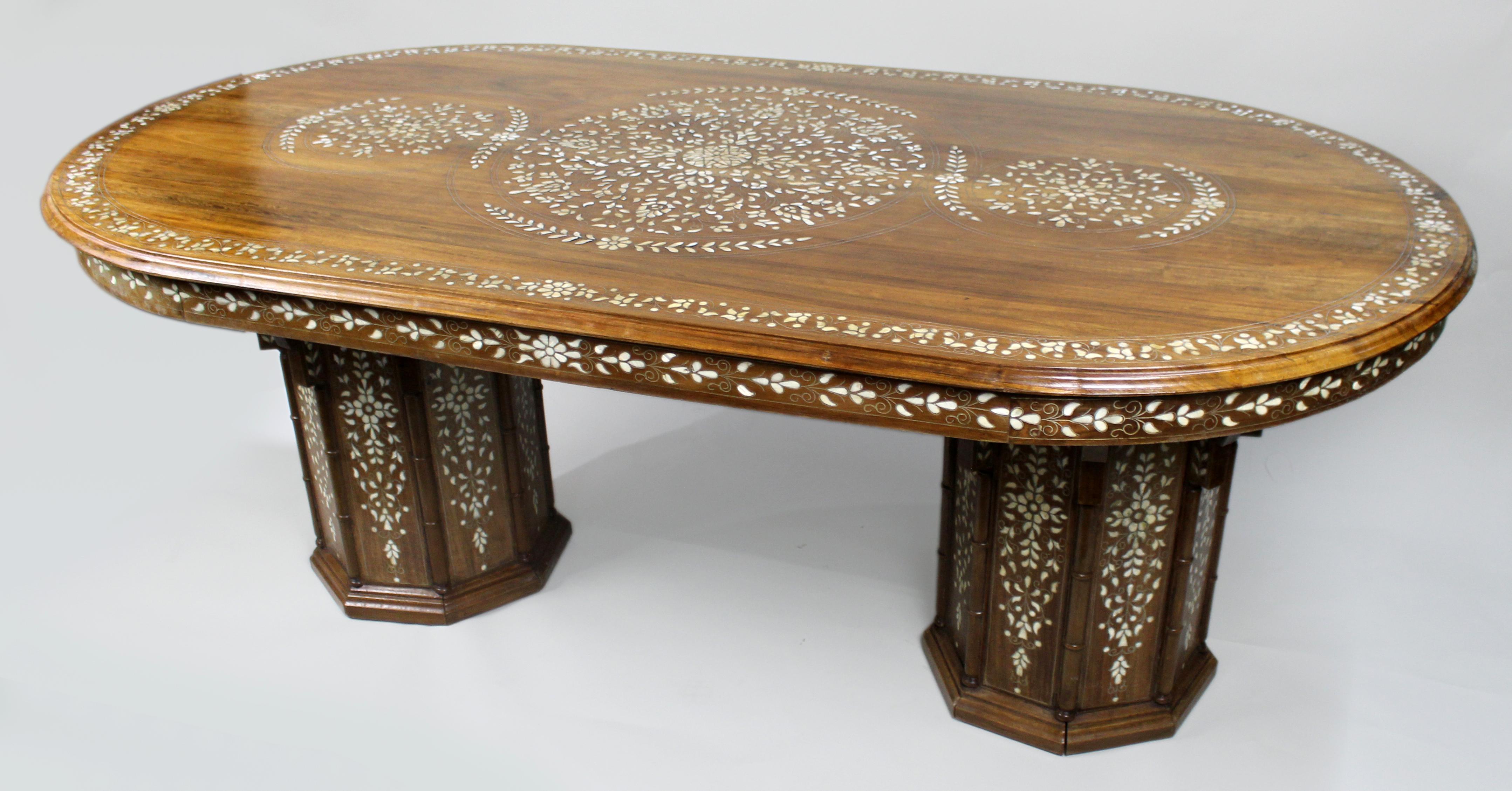 20ième siècle Table de salle à manger en marqueterie anglo-indienne du milieu du 20e siècle en vente