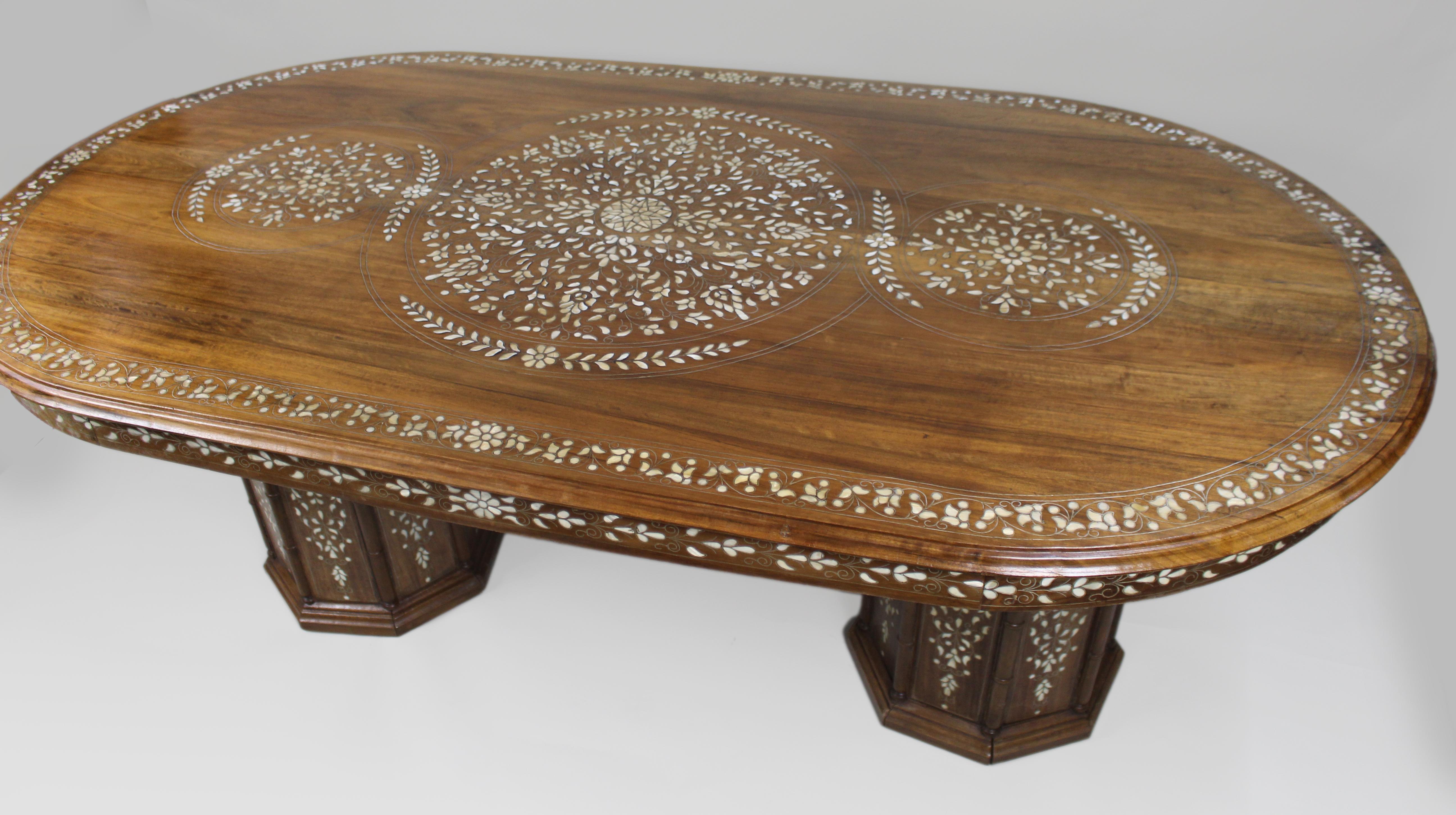 Padouk Table de salle à manger en marqueterie anglo-indienne du milieu du 20e siècle en vente