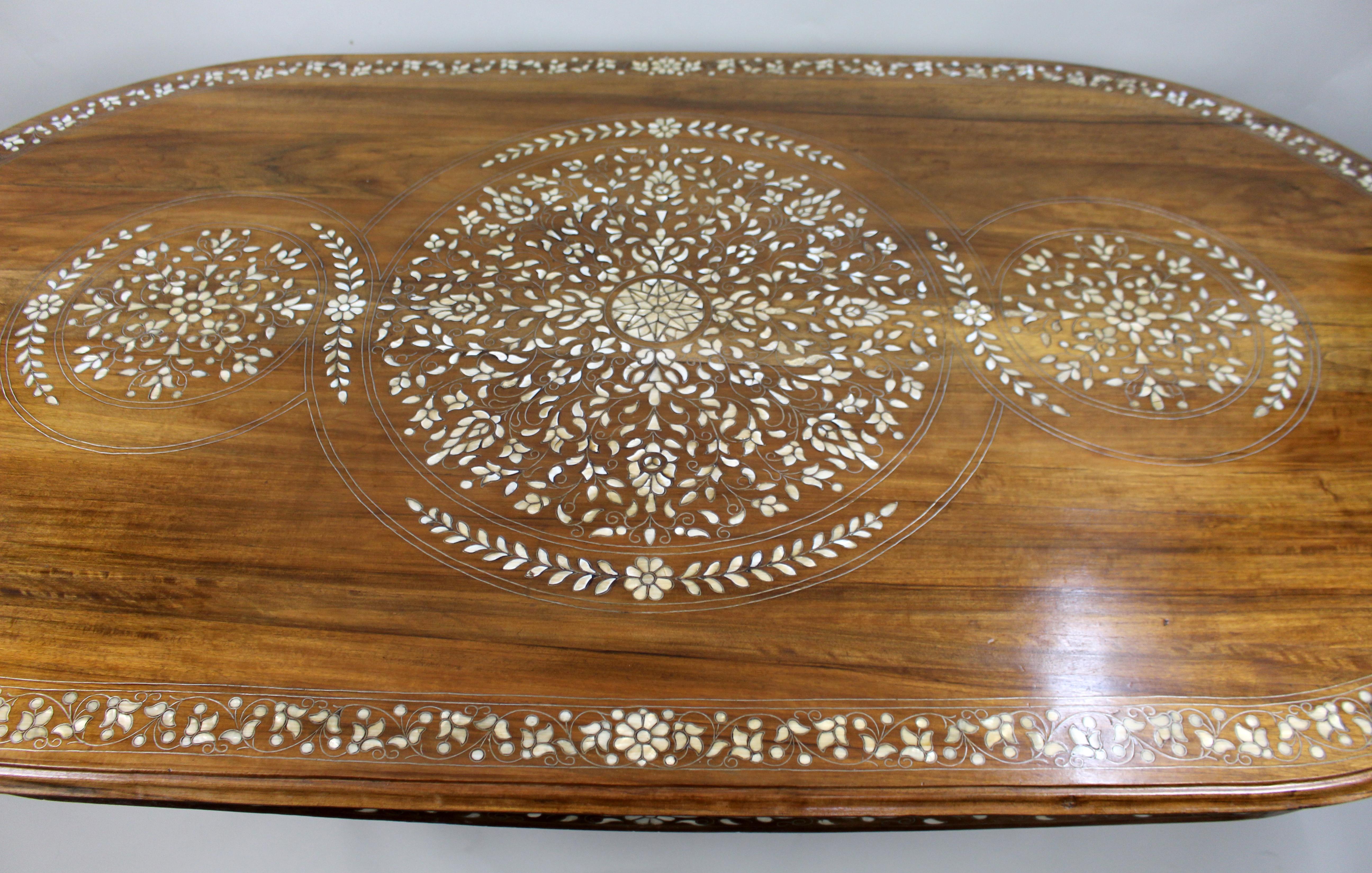 Table de salle à manger en marqueterie anglo-indienne du milieu du 20e siècle en vente 1