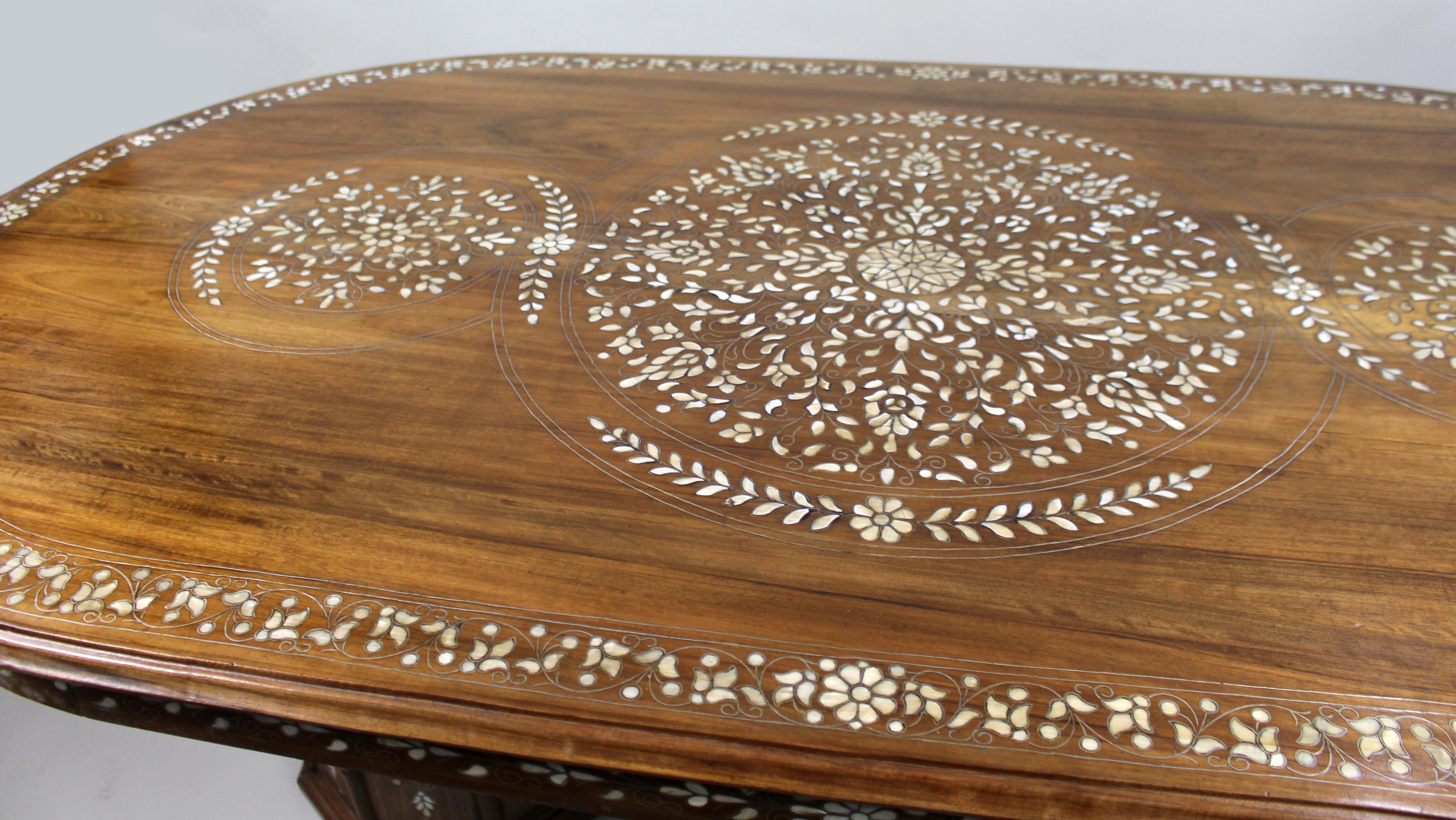 Table de salle à manger en marqueterie anglo-indienne du milieu du 20e siècle en vente 2