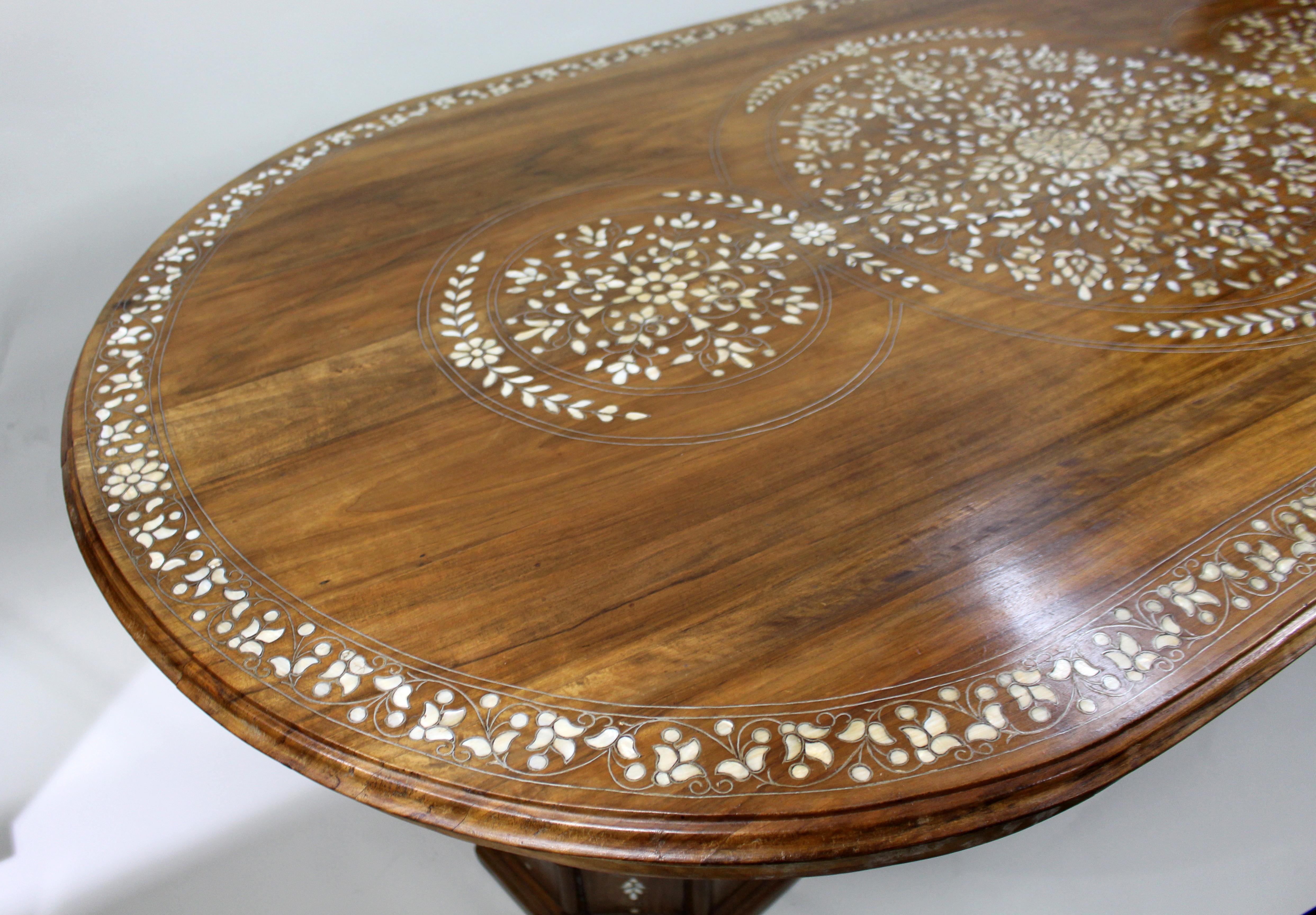 Table de salle à manger en marqueterie anglo-indienne du milieu du 20e siècle en vente 3