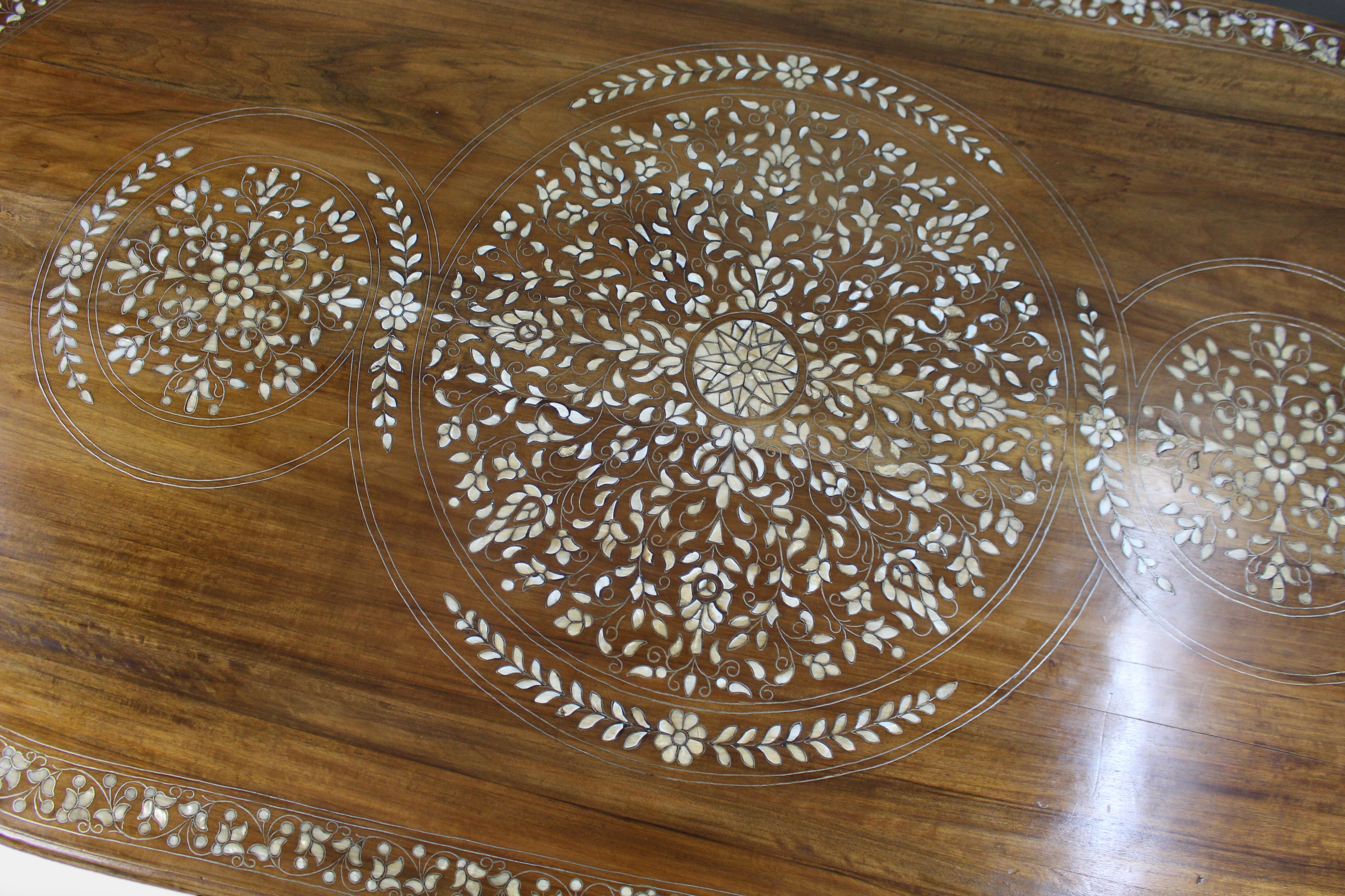 Table de salle à manger en marqueterie anglo-indienne du milieu du 20e siècle en vente 4