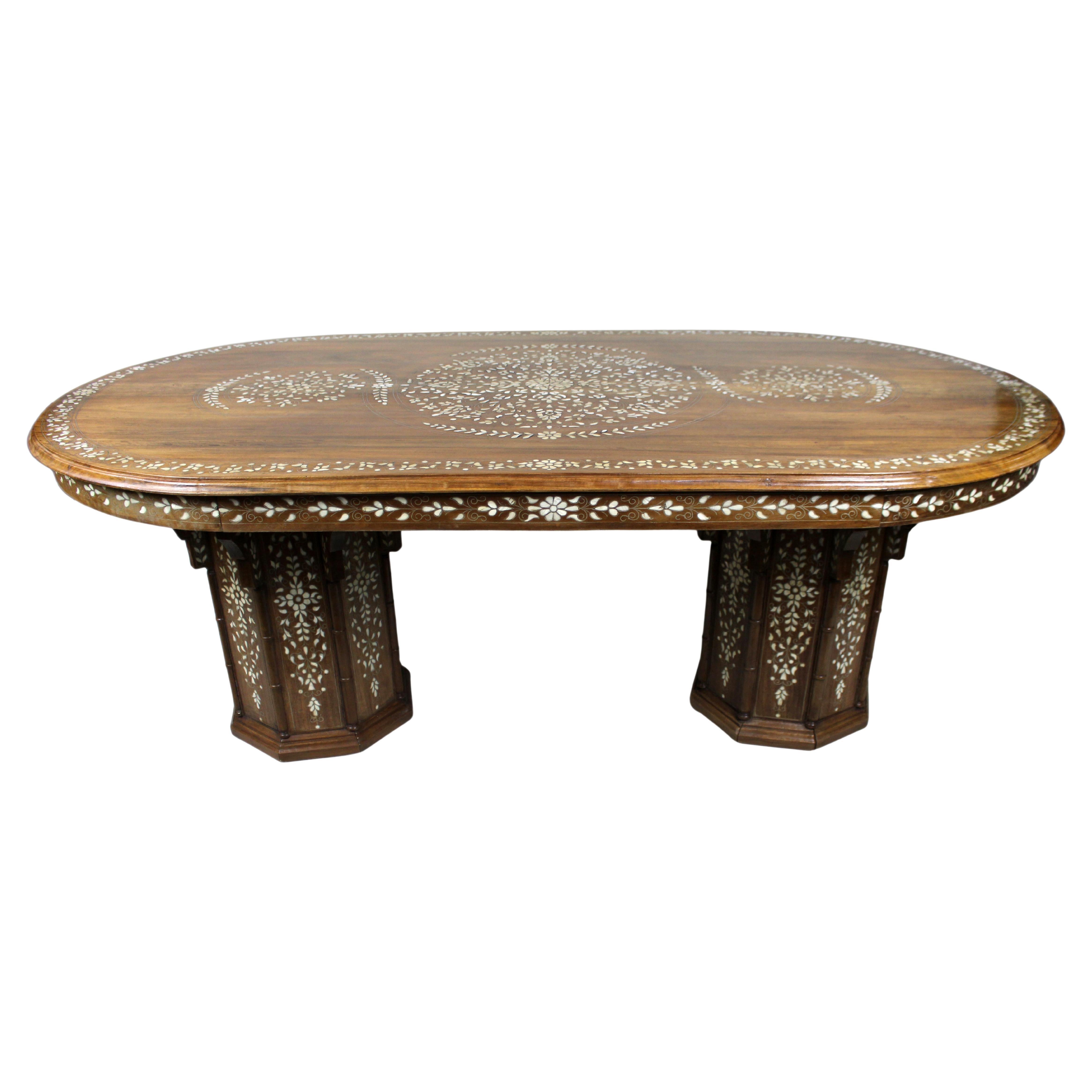 Table de salle à manger en marqueterie anglo-indienne du milieu du 20e siècle
