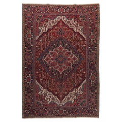 Tapis persan Heriz ancien du milieu du 20e siècle avec de riches rouges, cramoisi, bourgogne