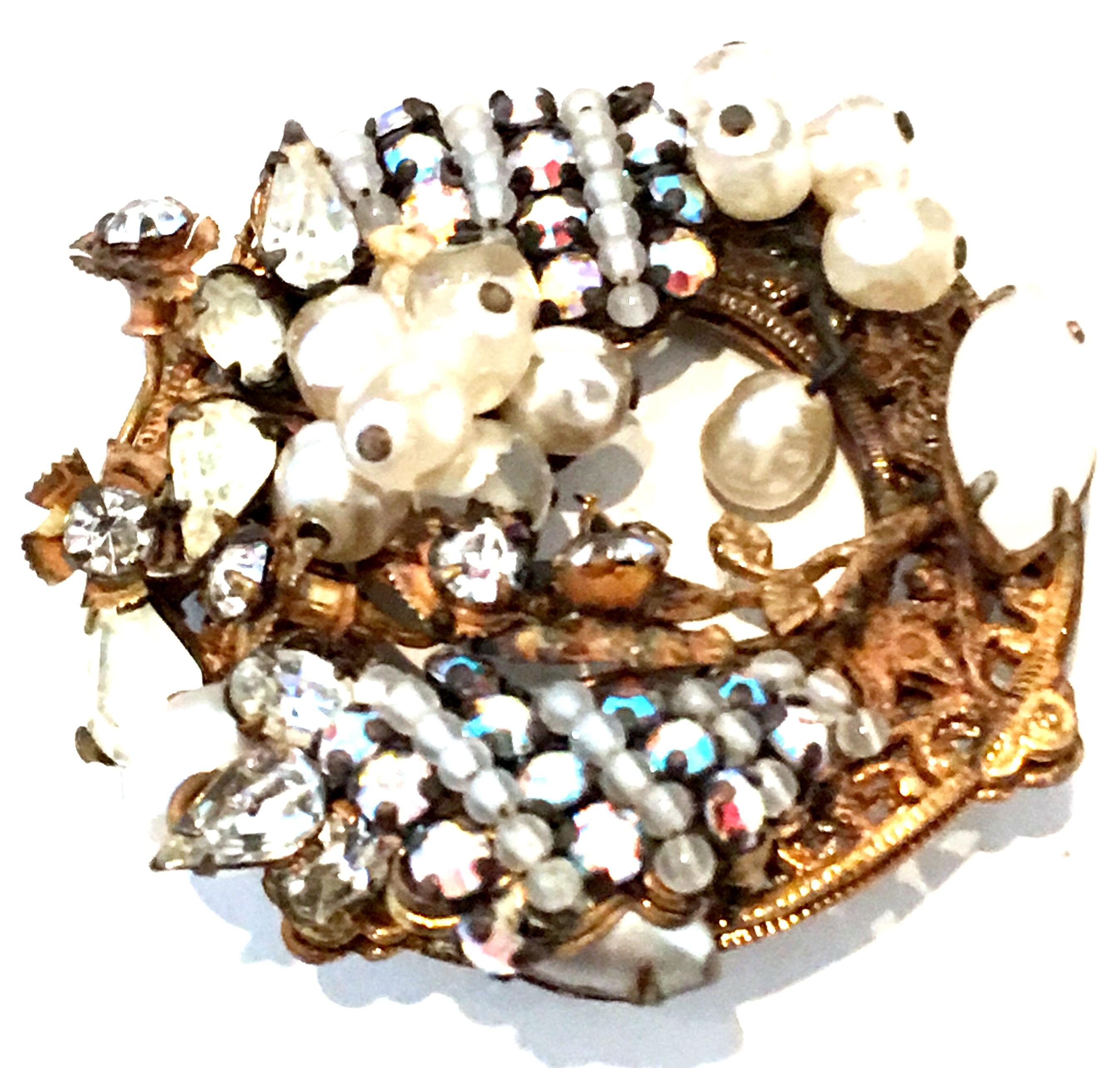 Mid-20th Century Antiqued Gold Plate Dimesnional Brooch By, Original By Robert In Good Condition For Sale In West Palm Beach, FL