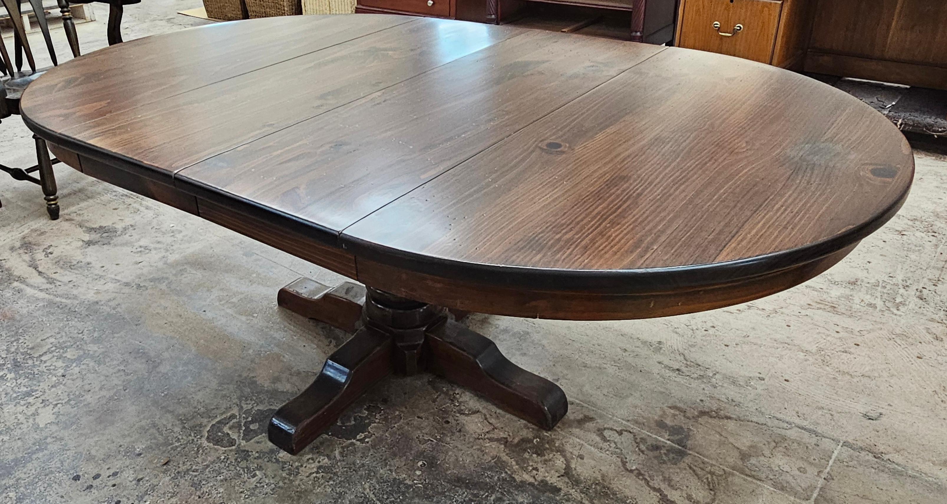 Mesa de Comedor Extensible de Pedestal Cuadrupedia de Pino Antiguo de Mediados del Siglo XX en venta 3