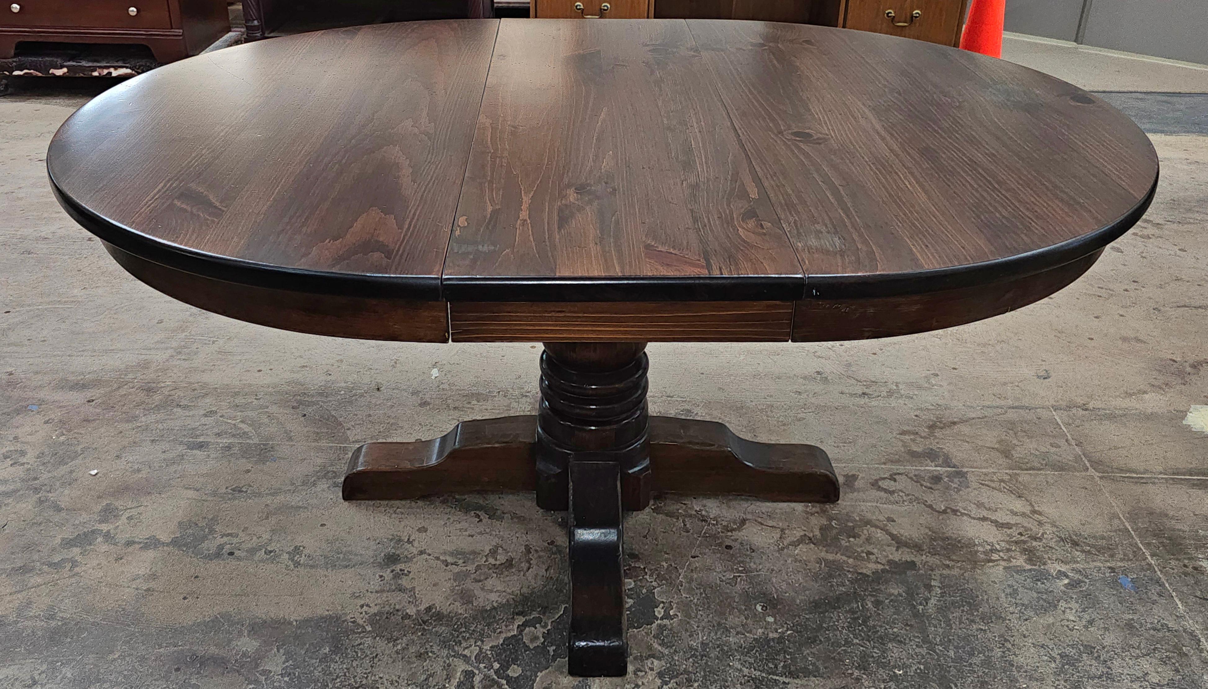 Mesa de Comedor Extensible de Pedestal Cuadrupedia de Pino Antiguo de Mediados del Siglo XX en venta 4