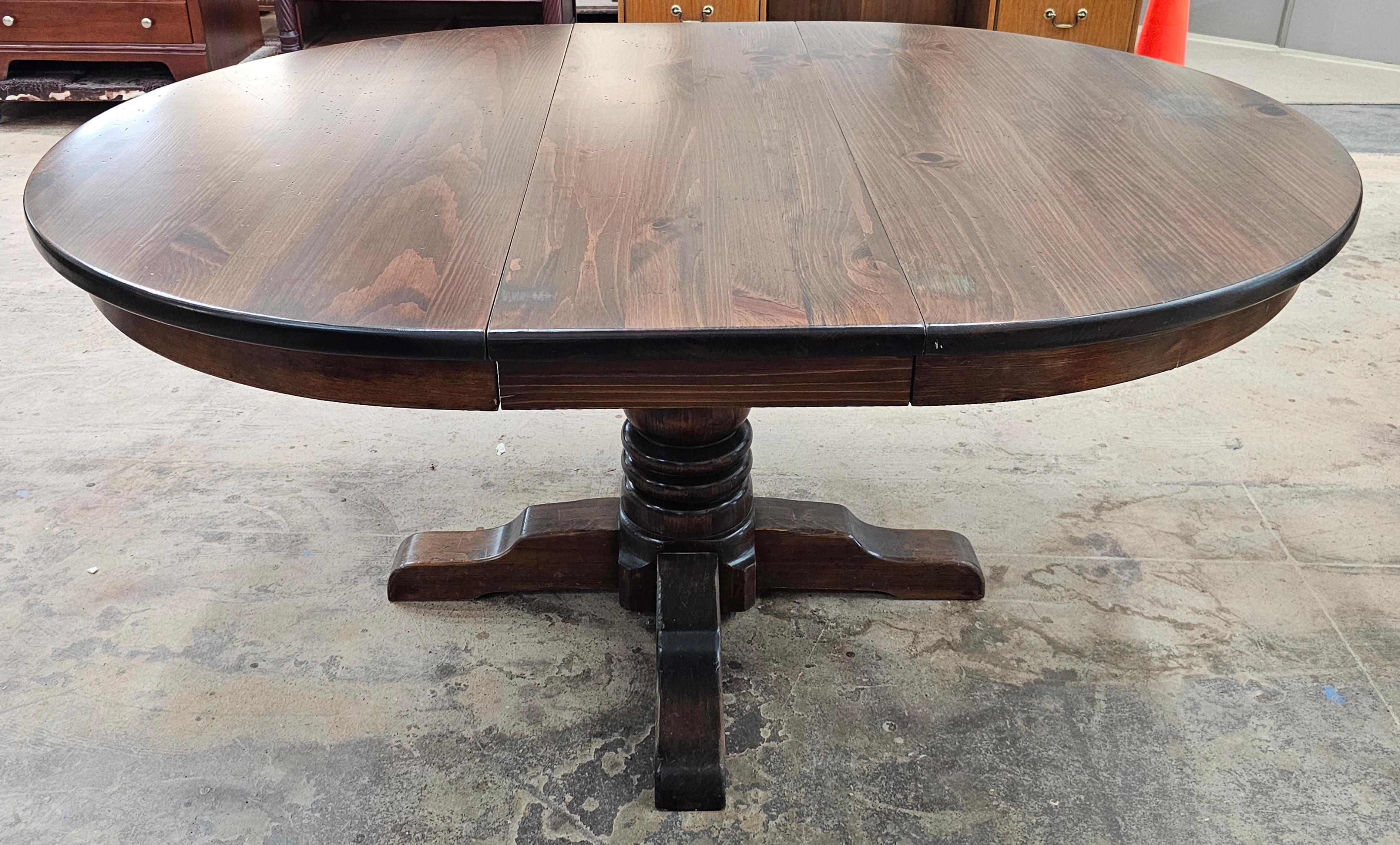 Mesa de Comedor Extensible de Pedestal Cuadrupedia de Pino Antiguo de Mediados del Siglo XX en venta 5