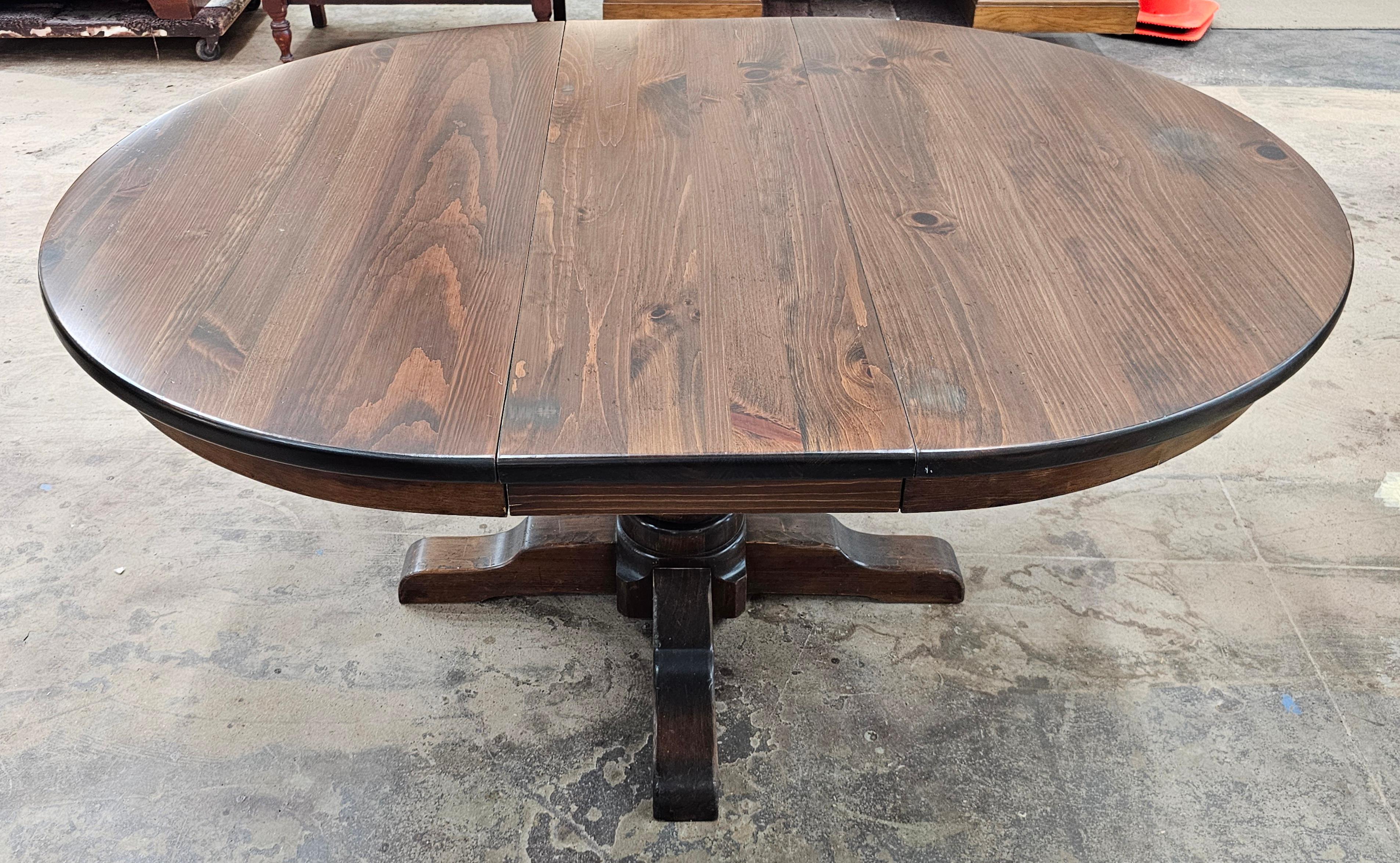 Mesa de Comedor Extensible de Pedestal Cuadrupedia de Pino Antiguo de Mediados del Siglo XX en venta 6