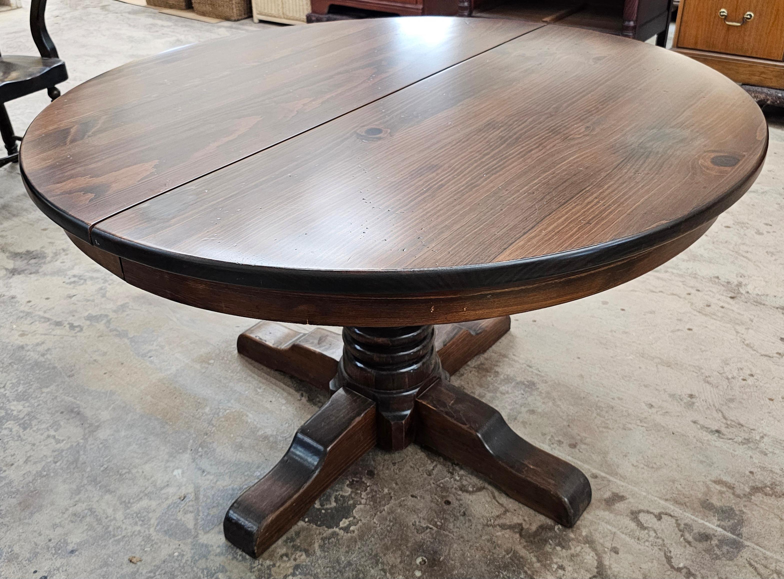 Mesa de Comedor Extensible de Pedestal Cuadrupedia de Pino Antiguo de Mediados del Siglo XX en venta 7