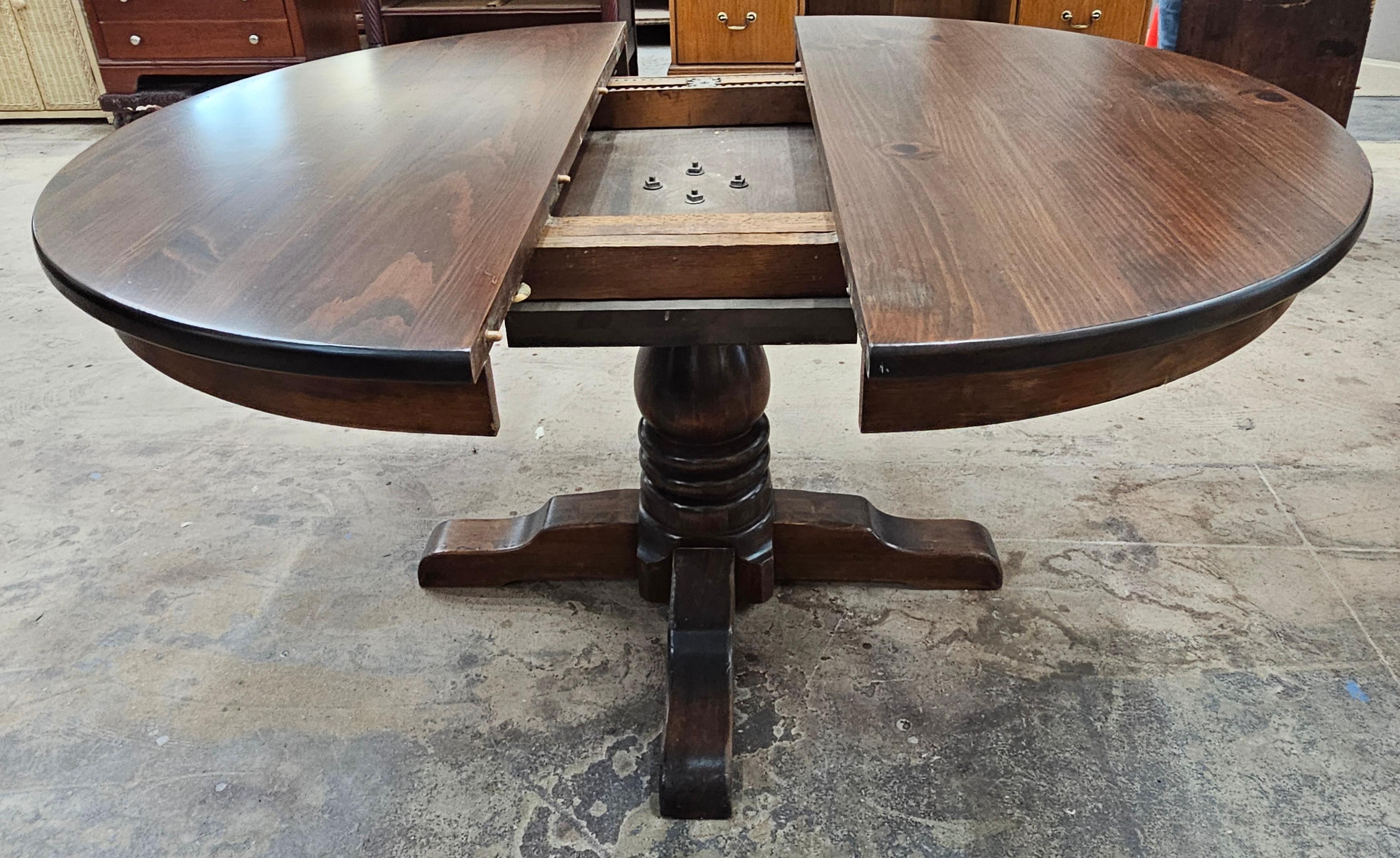 Mesa de Comedor Extensible de Pedestal Cuadrupedia de Pino Antiguo de Mediados del Siglo XX en venta 8