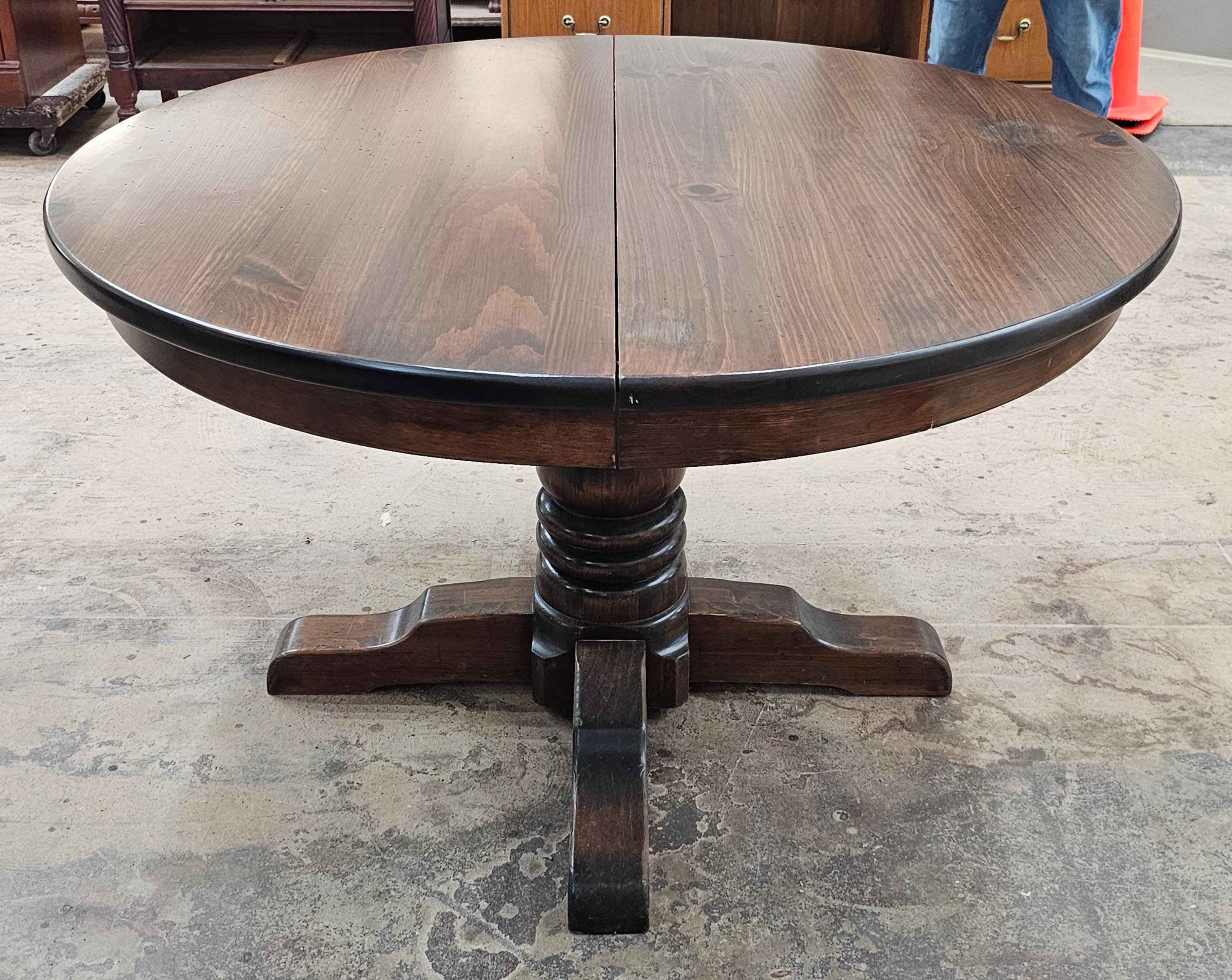 Mesa de Comedor Extensible de Pedestal Cuadrupedia de Pino Antiguo de Mediados del Siglo XX en venta 9