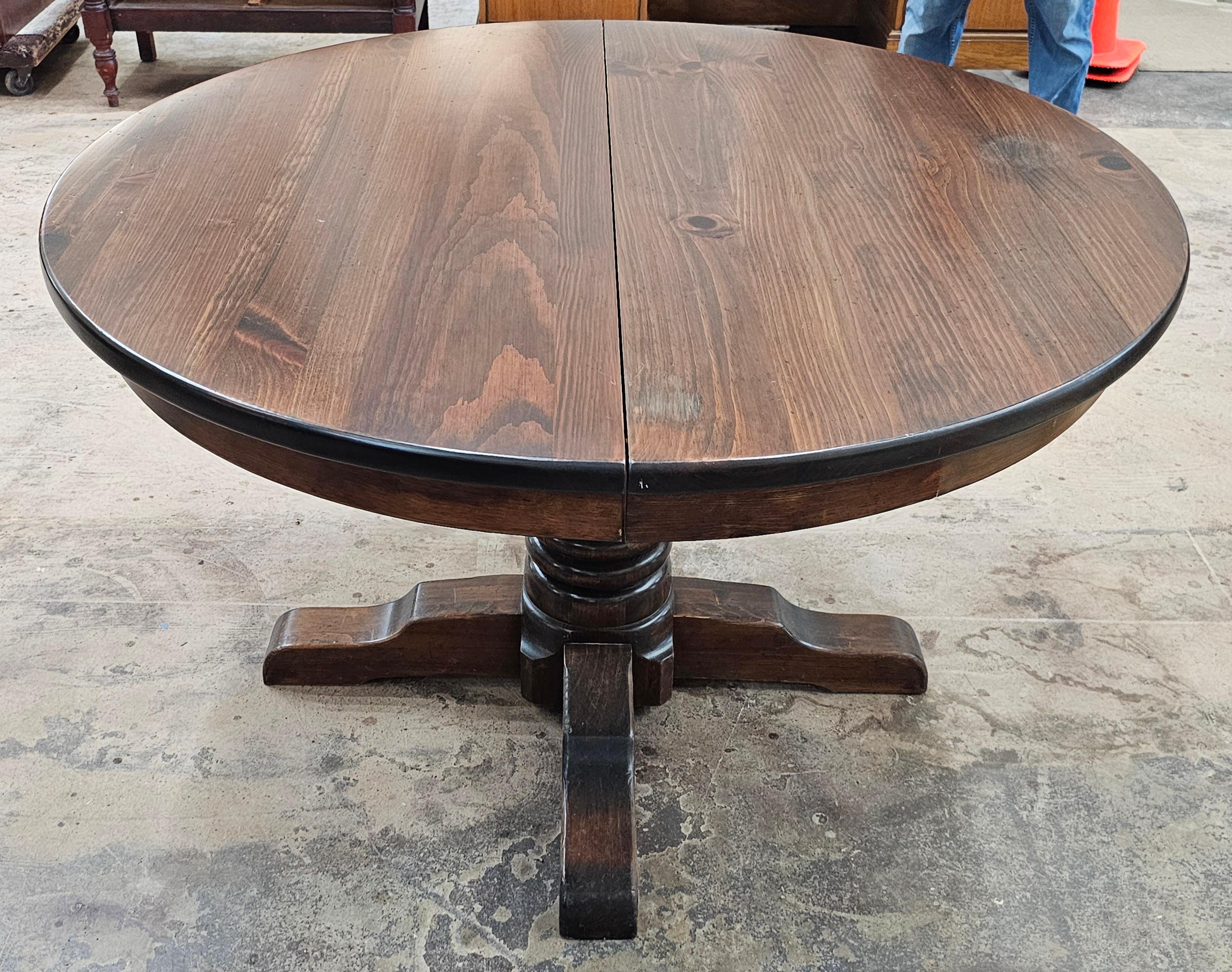 Mesa de Comedor Extensible de Pedestal Cuadrupedia de Pino Antiguo de Mediados del Siglo XX en venta 10