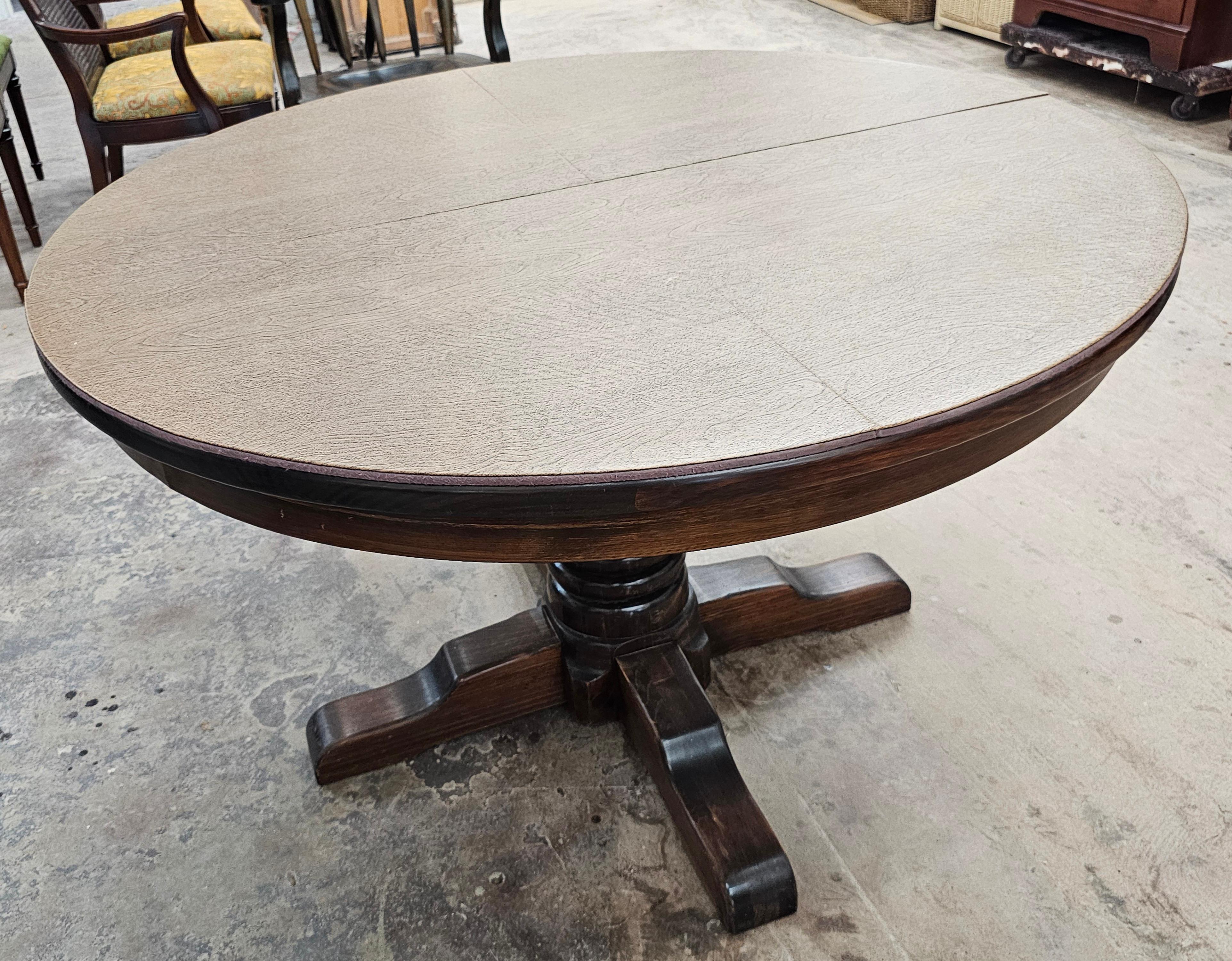 Mesa de Comedor Extensible de Pedestal Cuadrupedia de Pino Antiguo de Mediados del Siglo XX en venta 11