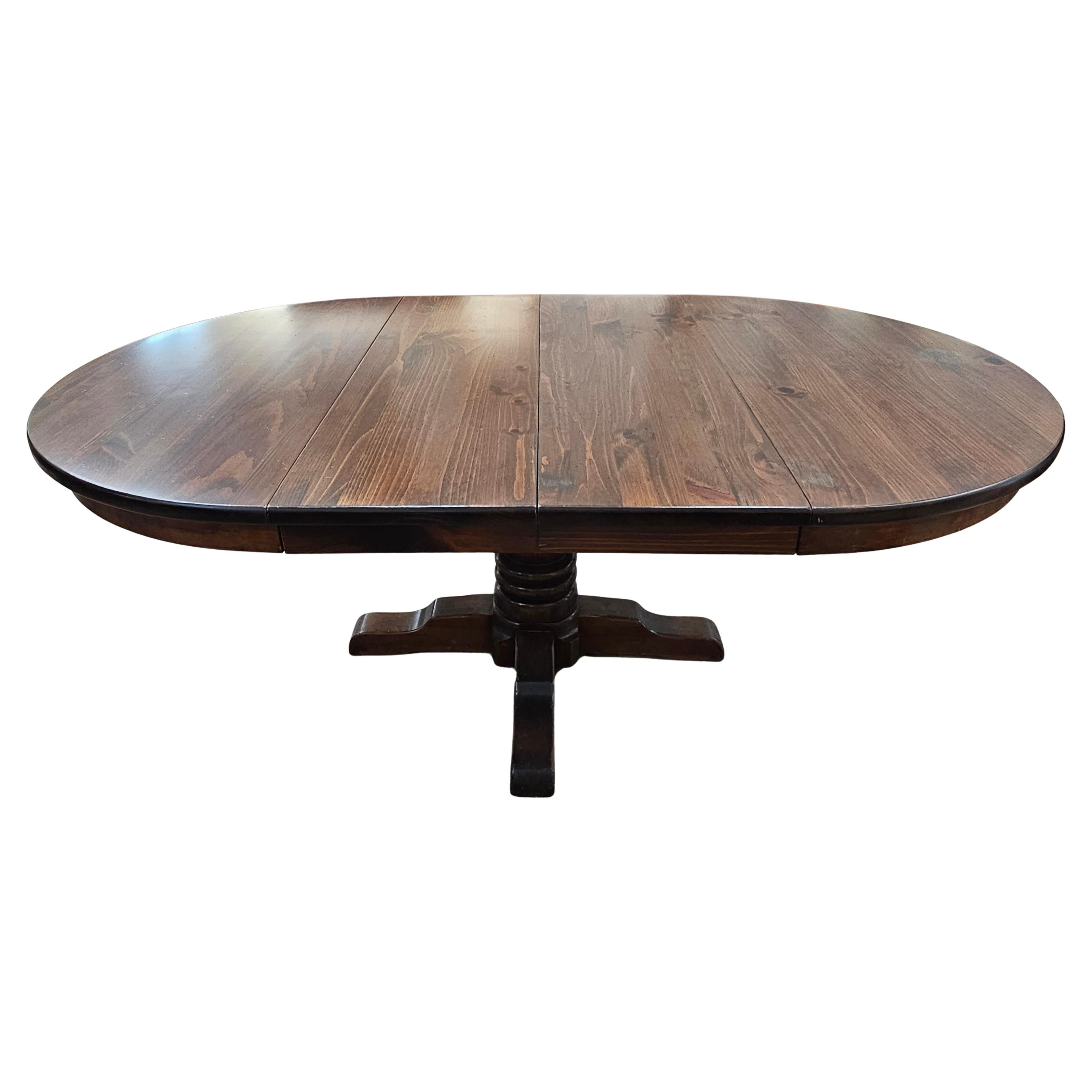 Mesa de comedor cuadrupedia de pino envejecido de mediados del siglo XX. Viene con dos hojas de 15