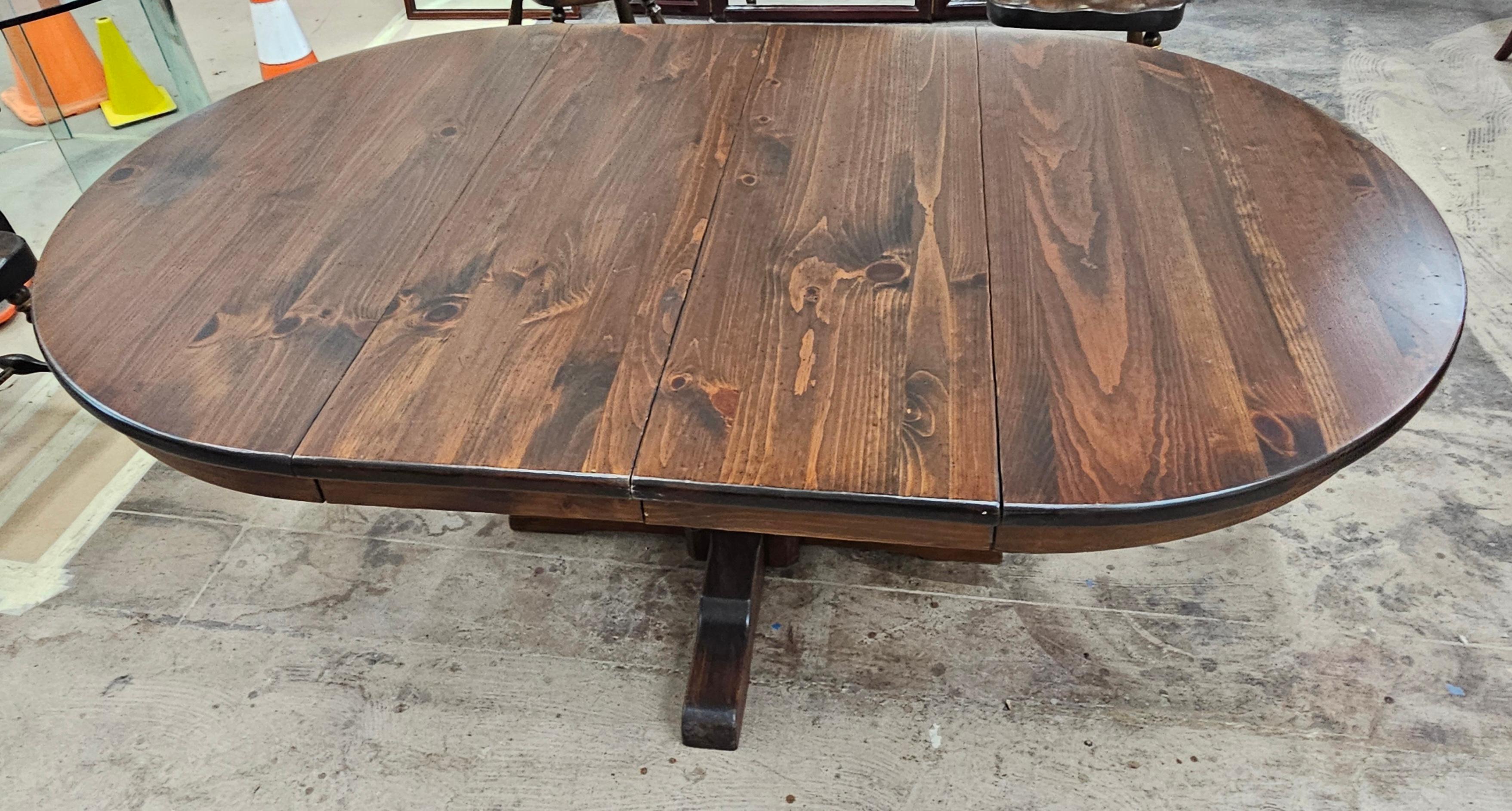 Mesa de Comedor Extensible de Pedestal Cuadrupedia de Pino Antiguo de Mediados del Siglo XX Moderno de mediados de siglo en venta