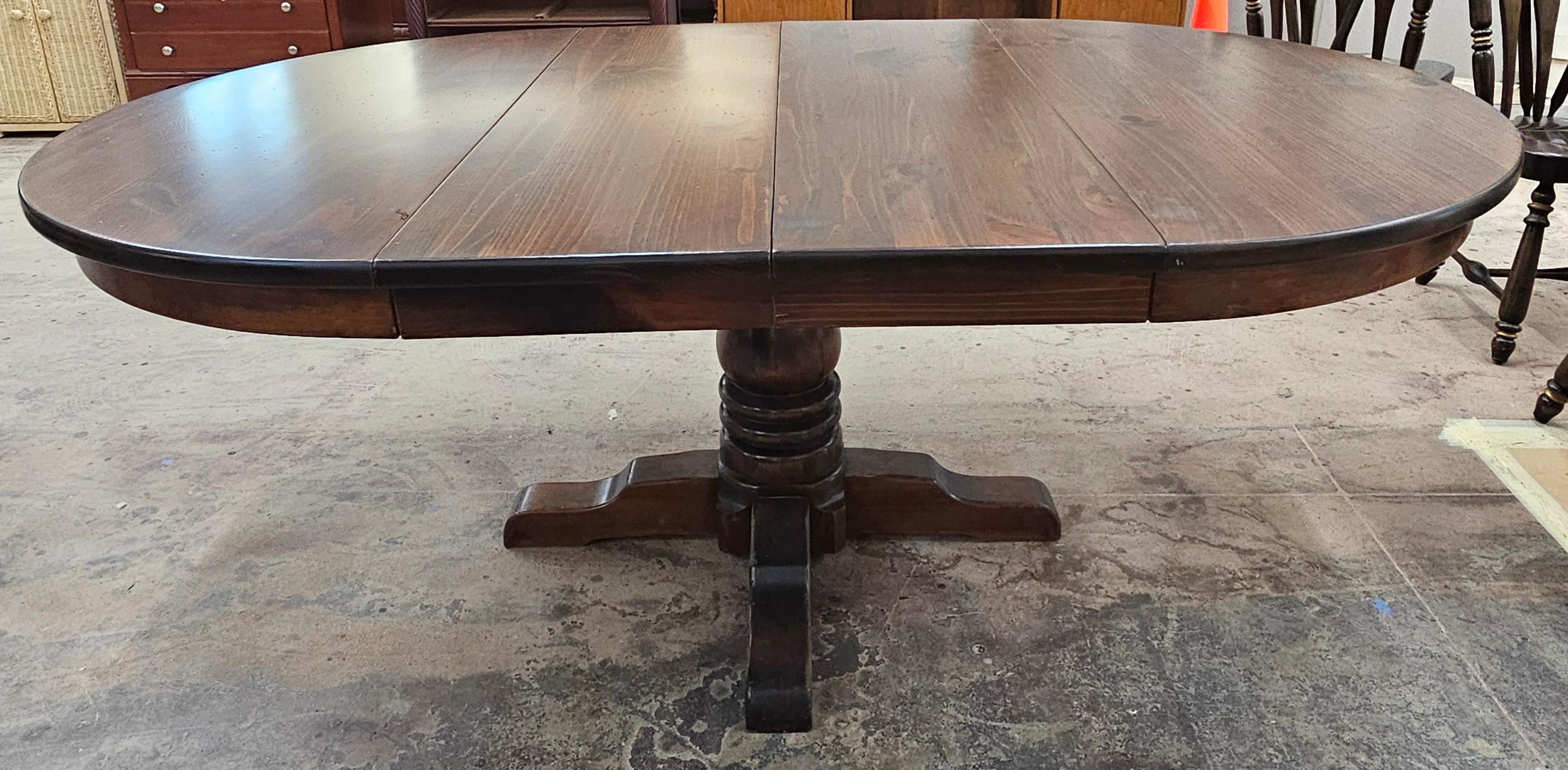 Mesa de Comedor Extensible de Pedestal Cuadrupedia de Pino Antiguo de Mediados del Siglo XX Desconocido en venta