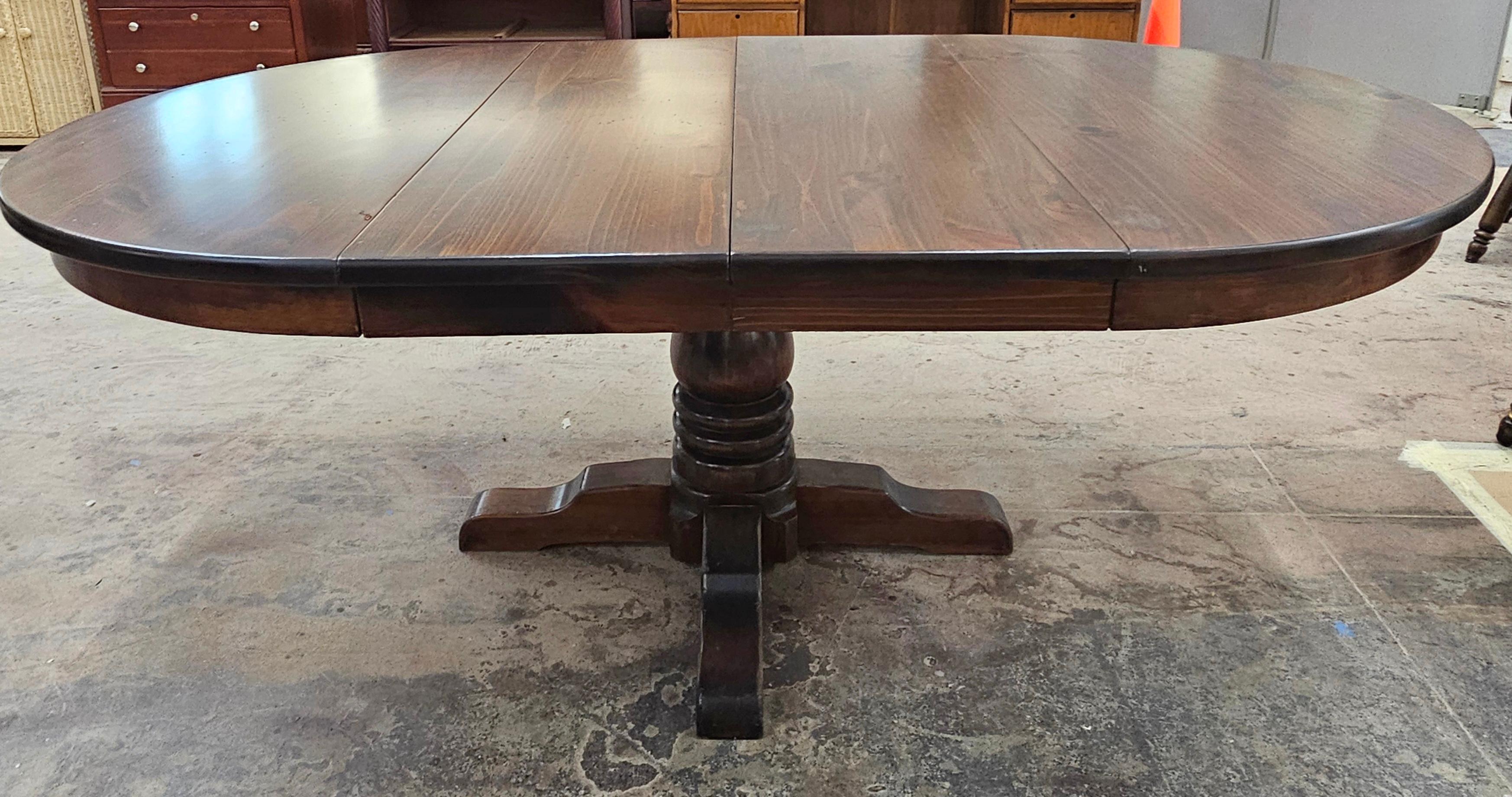 Mesa de Comedor Extensible de Pedestal Cuadrupedia de Pino Antiguo de Mediados del Siglo XX Manchado en venta