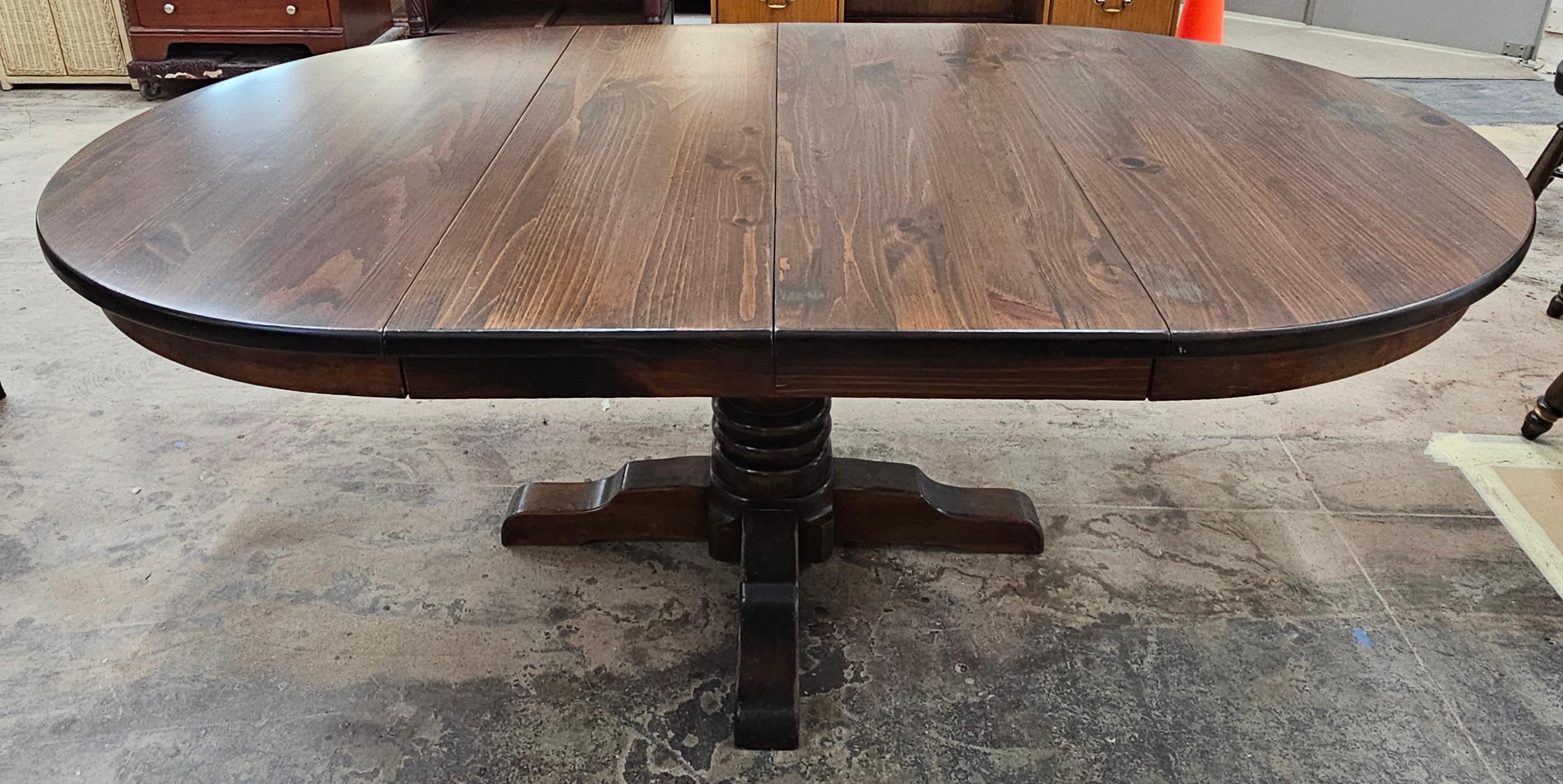 Mesa de Comedor Extensible de Pedestal Cuadrupedia de Pino Antiguo de Mediados del Siglo XX en Bueno estado para la venta en Germantown, MD