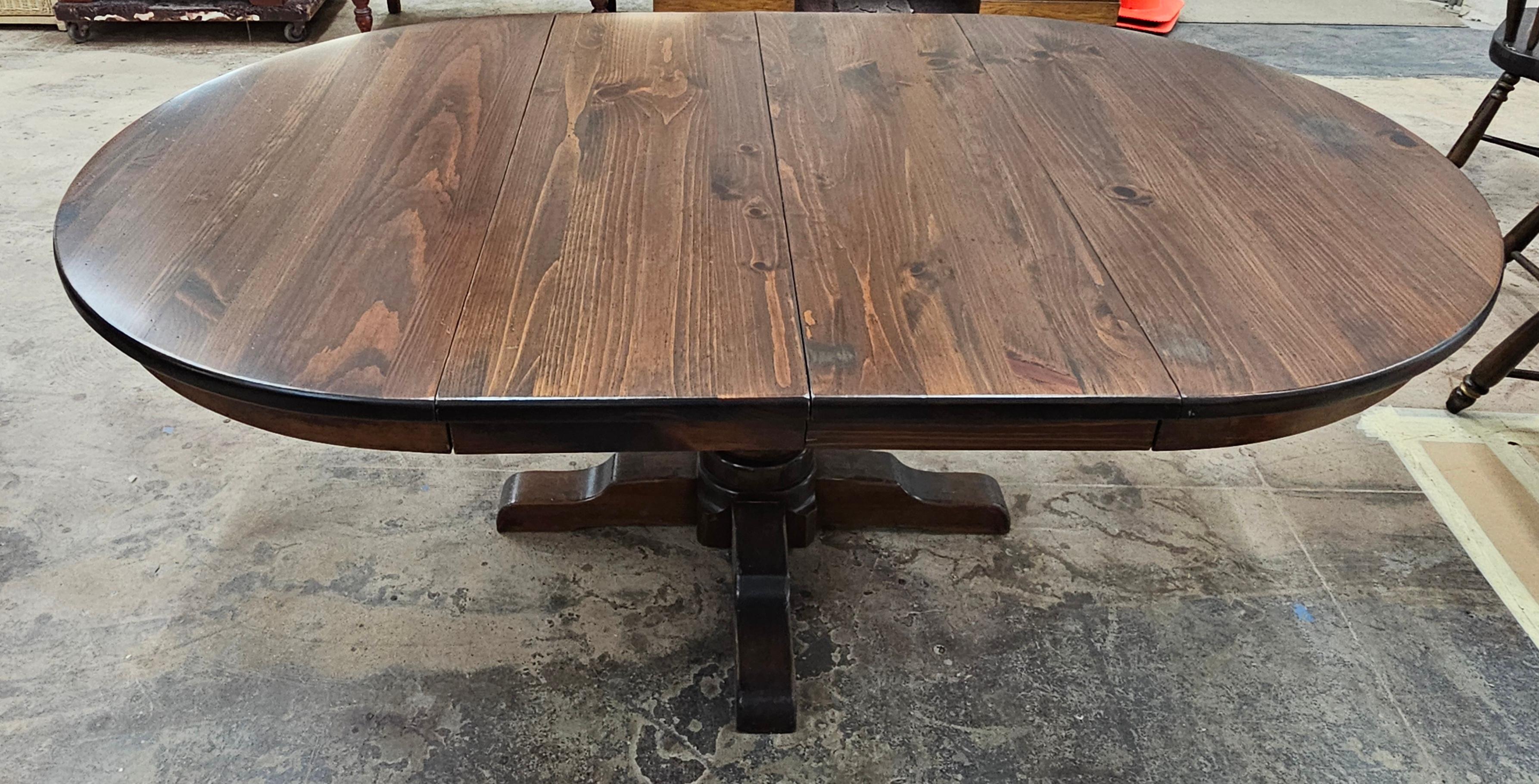 Mesa de Comedor Extensible de Pedestal Cuadrupedia de Pino Antiguo de Mediados del Siglo XX siglo XX en venta