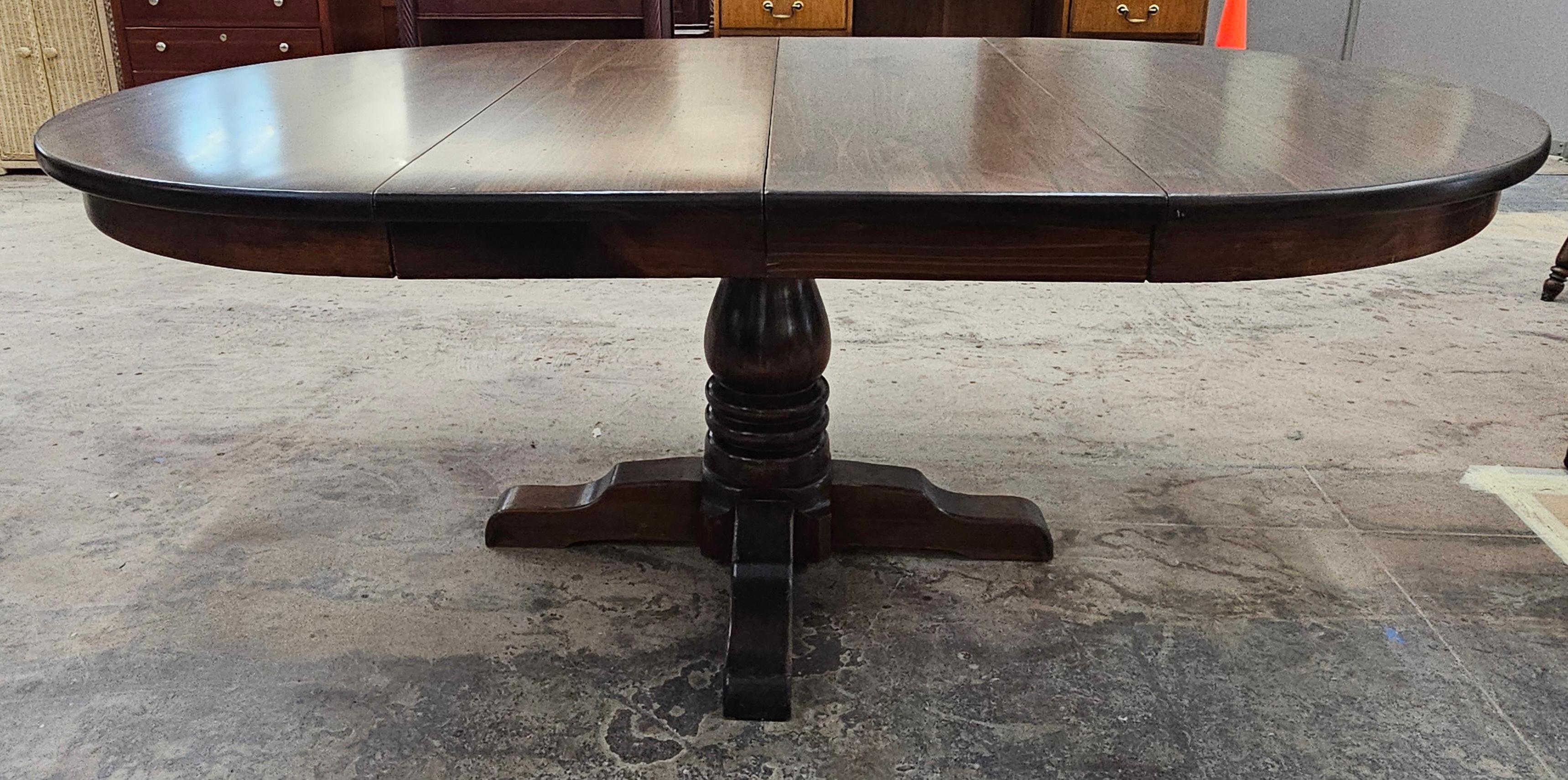 Mesa de Comedor Extensible de Pedestal Cuadrupedia de Pino Antiguo de Mediados del Siglo XX en venta 1