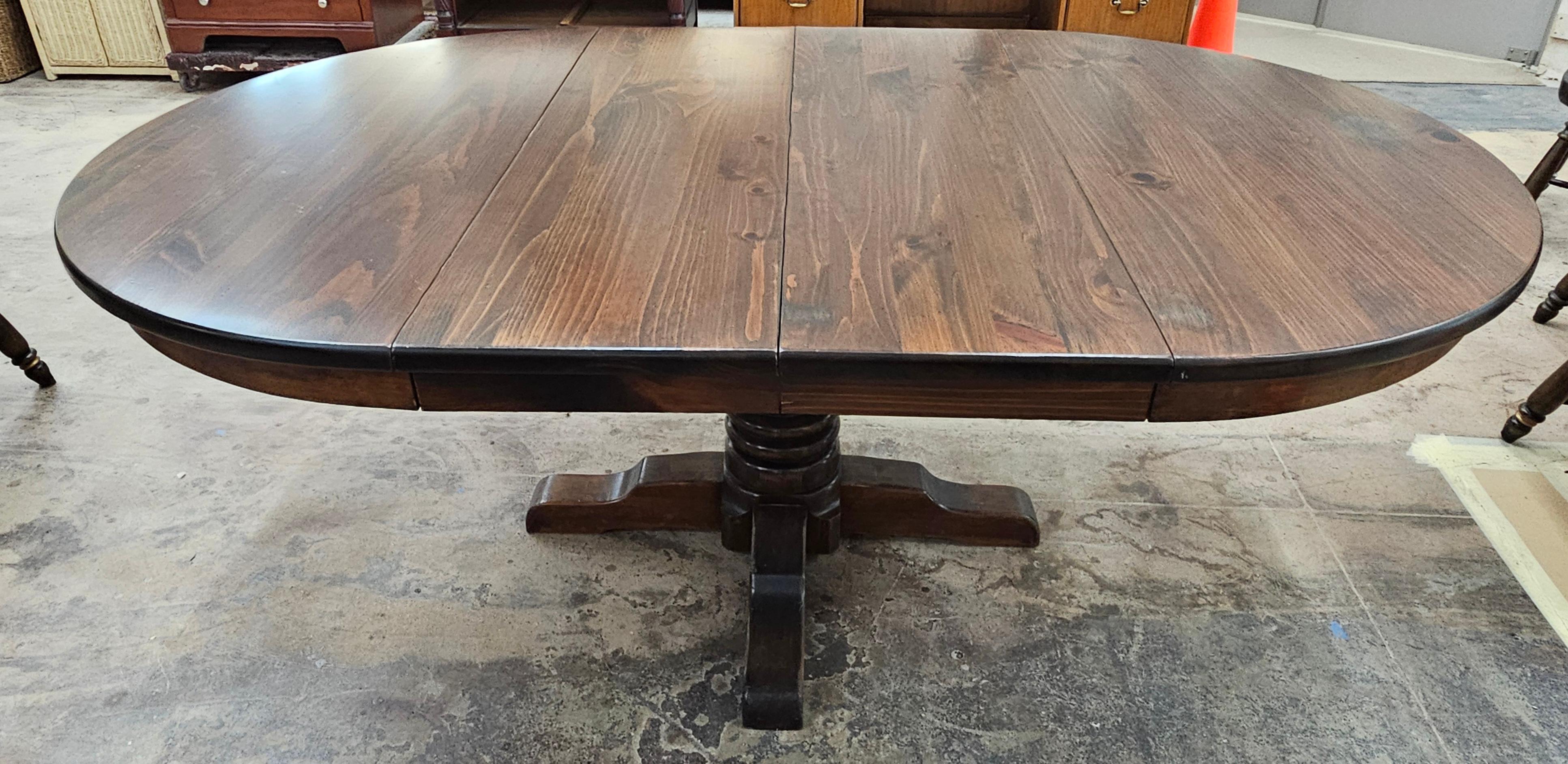 Mesa de Comedor Extensible de Pedestal Cuadrupedia de Pino Antiguo de Mediados del Siglo XX en venta 2