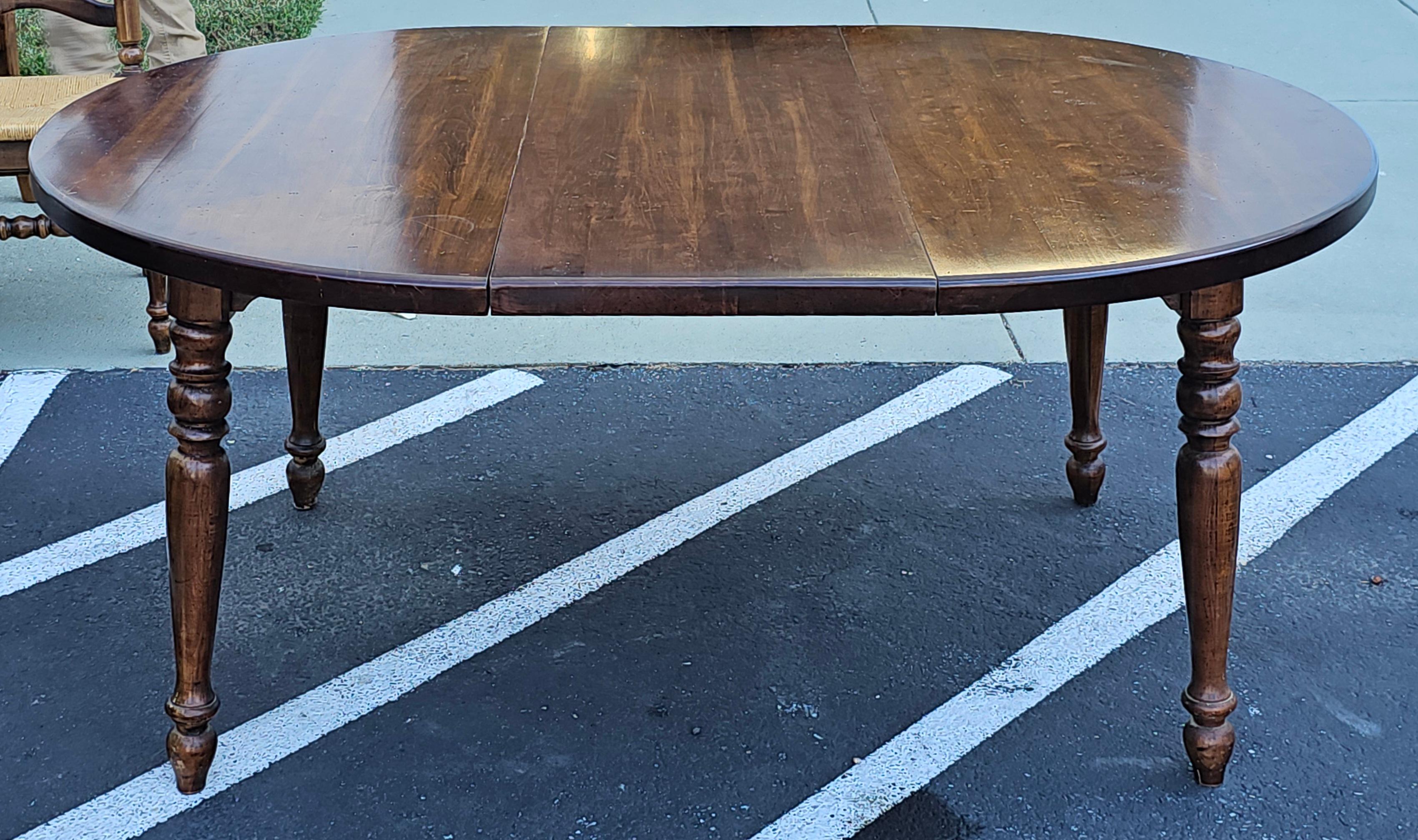 Tavolo da pranzo allungabile in pino mordenzato del Mid Century Antiques. Una foglia di 18