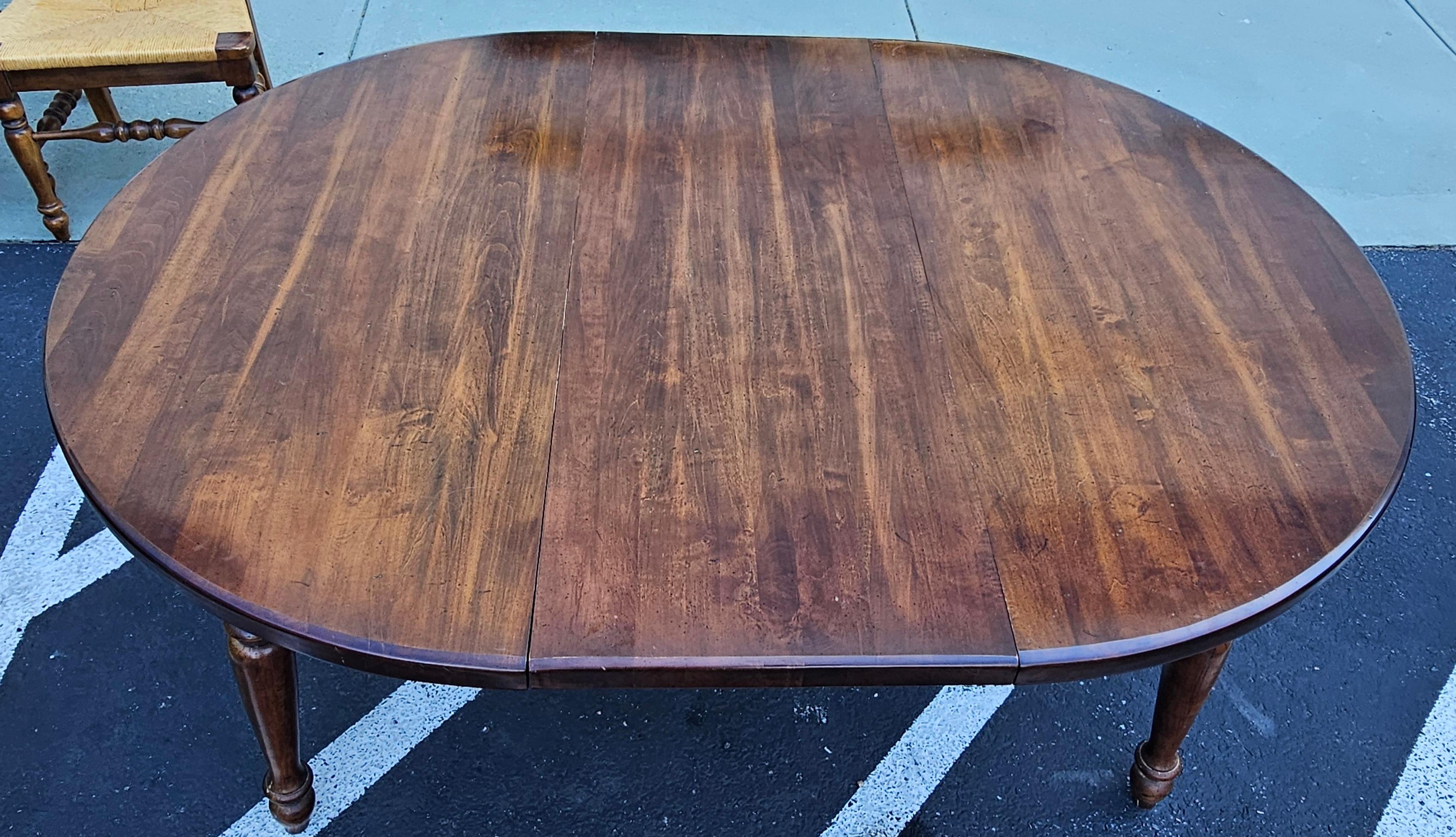Mordenzato Tavolo da pranzo allungabile in pino colorato di Mid Century Antiques in vendita