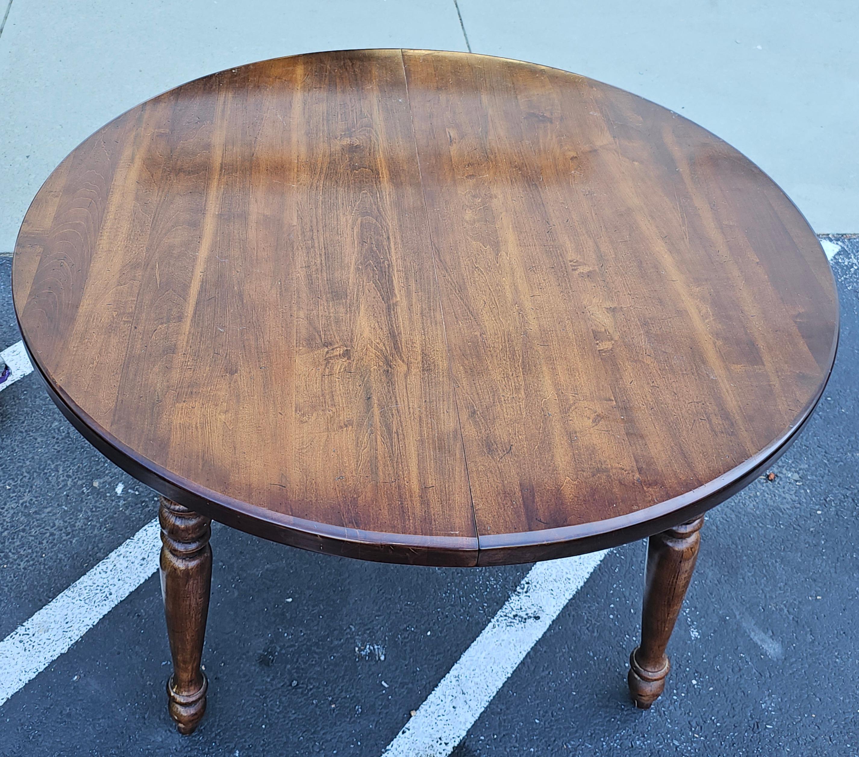 Tavolo da pranzo allungabile in pino colorato di Mid Century Antiques in vendita 1