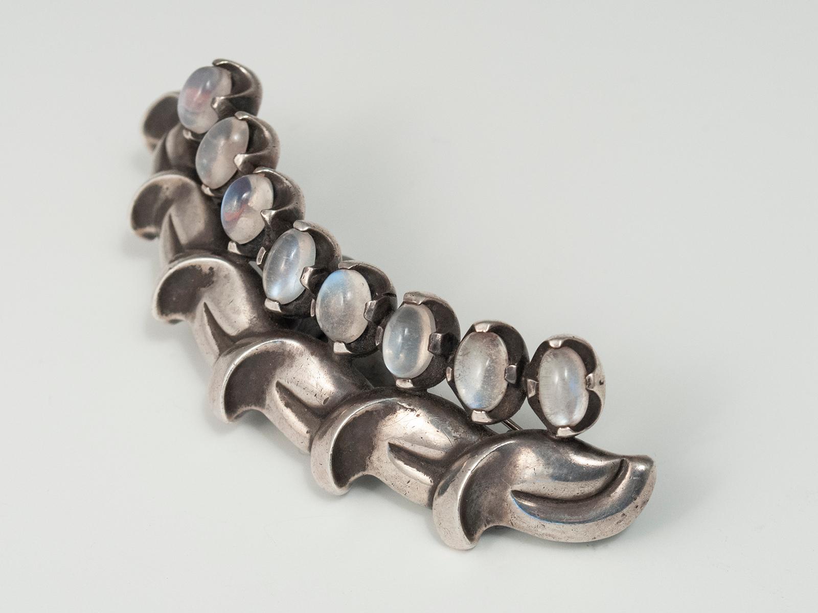 Hand-Crafted Mid-20th Century Antoñio Pineda Silver and Moonstone Brooch, Taxco, Mexico For Sale