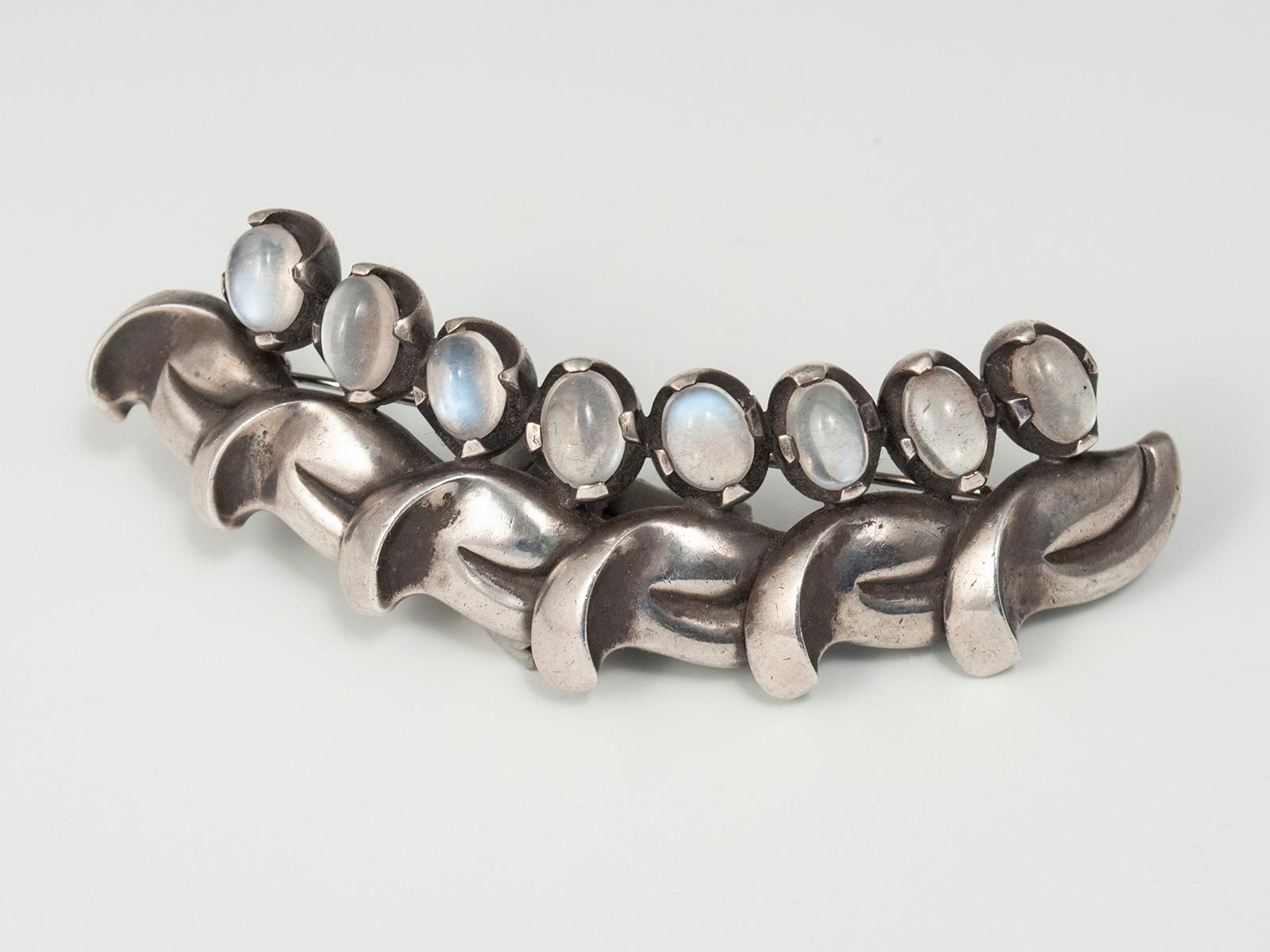 Mid-20th Century Antoñio Pineda Silver and Moonstone Brooch, Taxco, Mexico In Fair Condition For Sale In Point Richmond, CA