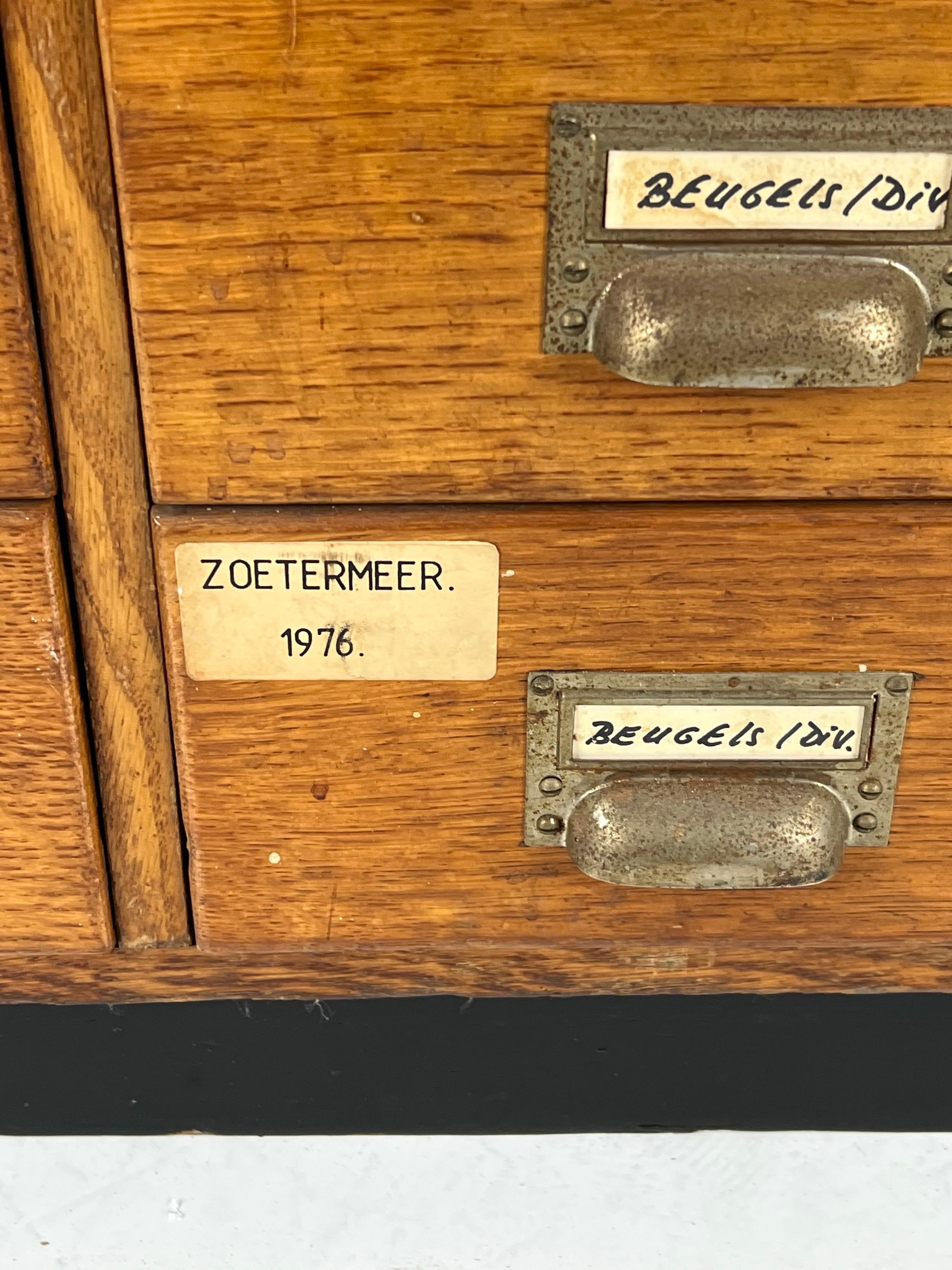 Apothekerschrank aus der Mitte des 20. Jahrhunderts in Den Haag im Angebot 9