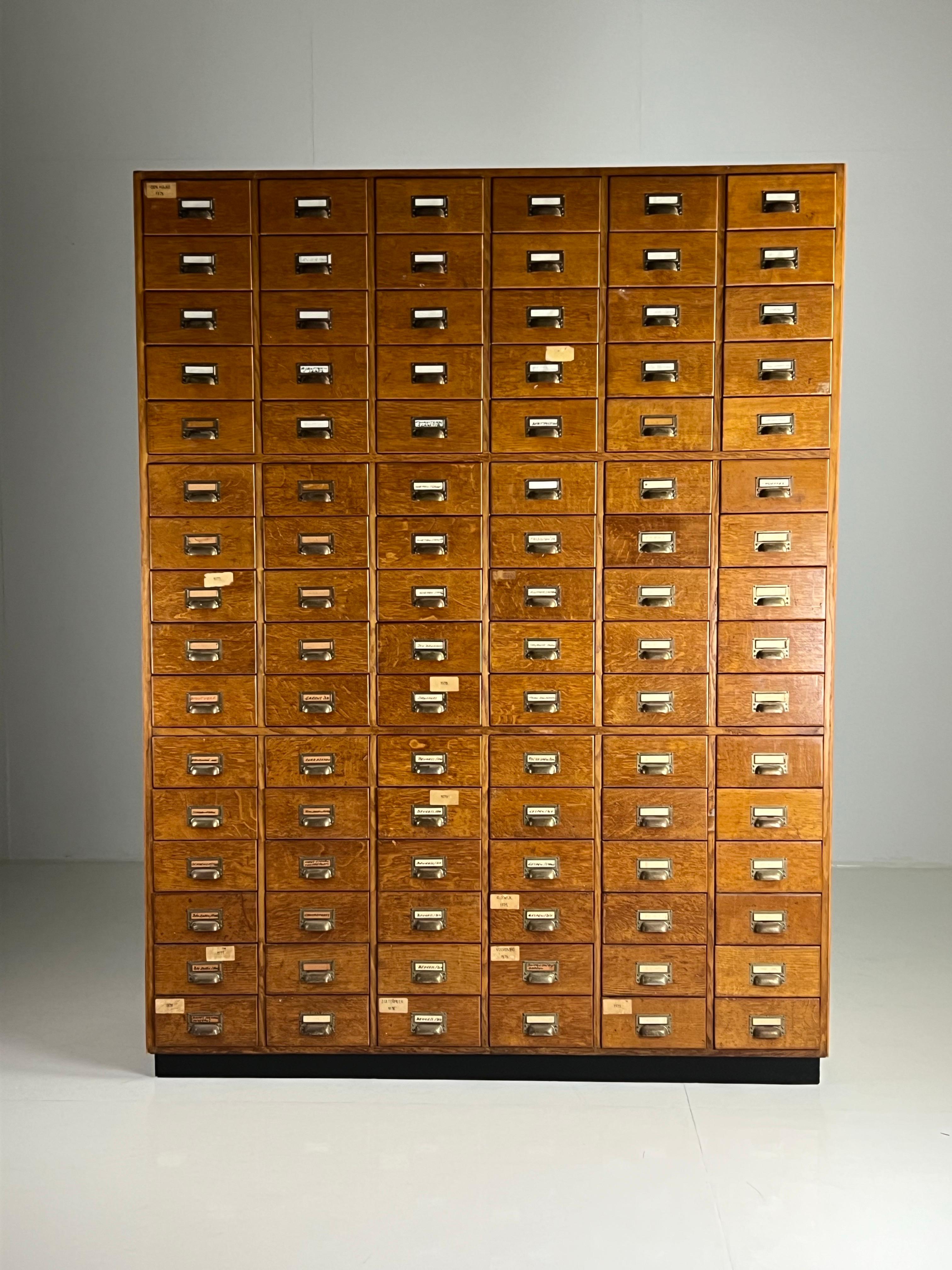 Apothekerschrank aus der Mitte des 20. Jahrhunderts in Den Haag im Angebot 10