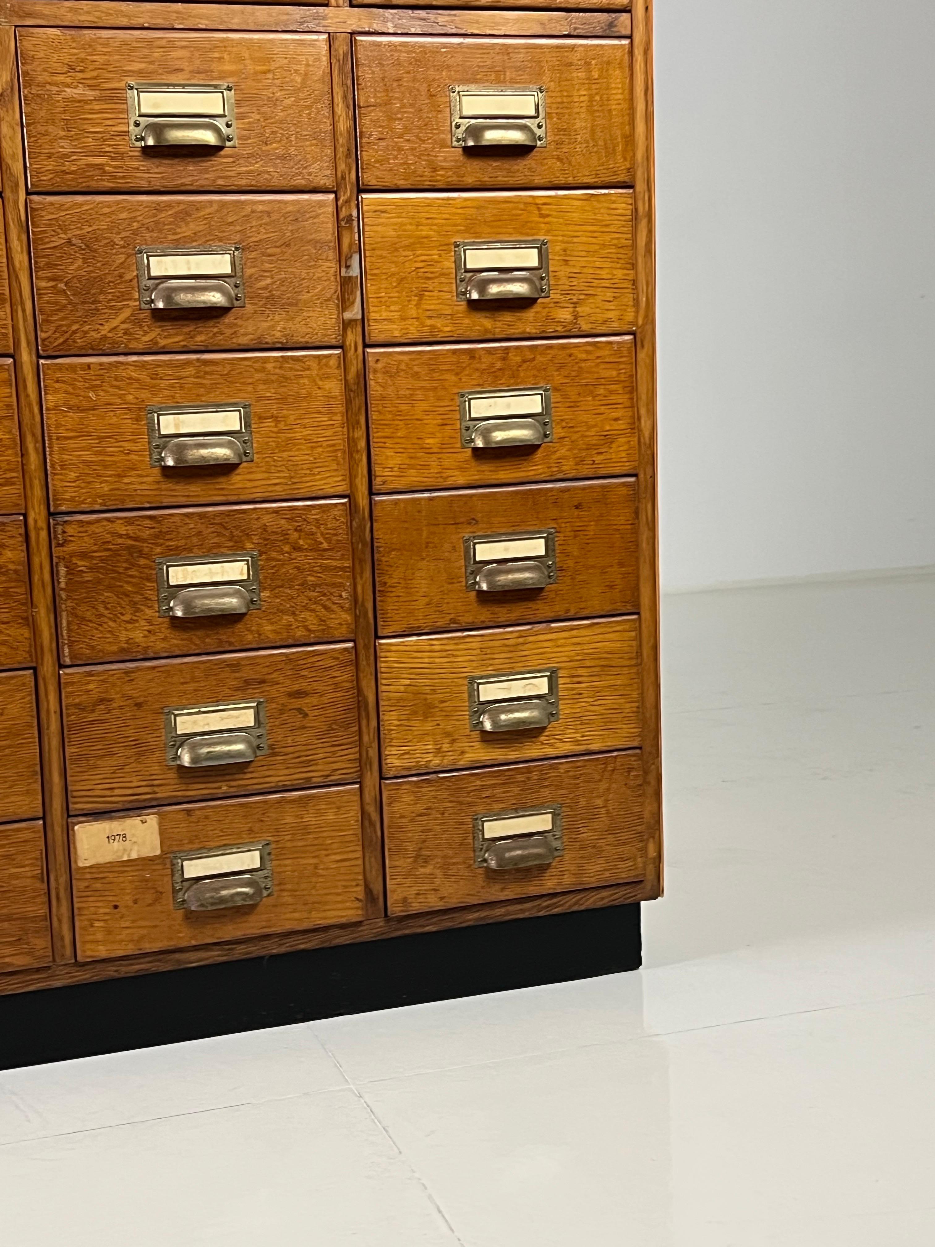 Sehr große Kommode/Apothekerschrank. Mit nicht weniger als 96 Schubladen. Ursprünglich aus Den Haag, ca. 1960. Wir konnten diesen Schrank aus einem Schuhmacheratelier im Herzen von Den Haag übernehmen.

Das Kabinett ist in sehr gutem Zustand! Und