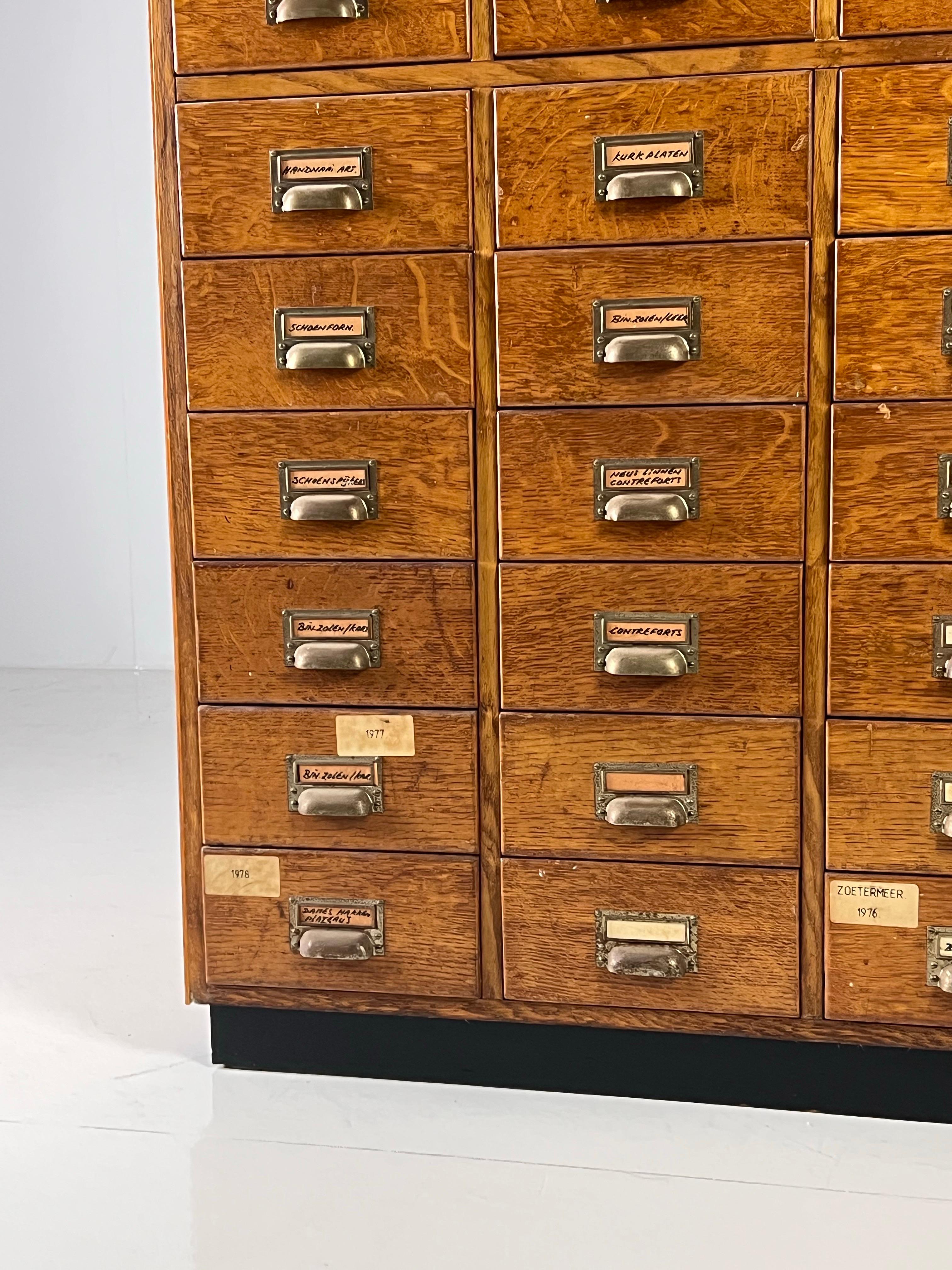 Apothekerschrank aus der Mitte des 20. Jahrhunderts in Den Haag im Zustand „Gut“ im Angebot in MILL, NL
