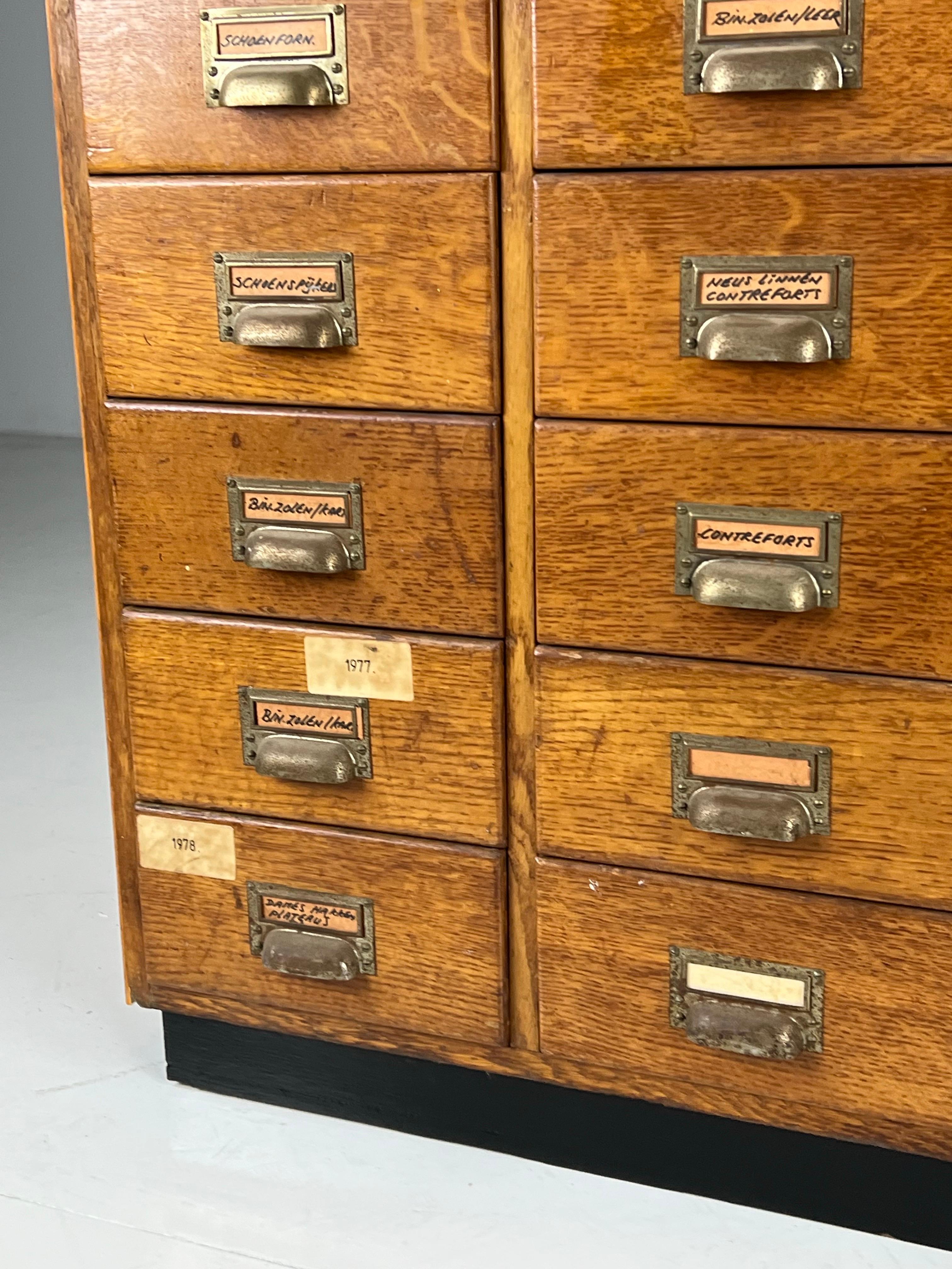 Apothekerschrank aus der Mitte des 20. Jahrhunderts in Den Haag (Buchenholz) im Angebot