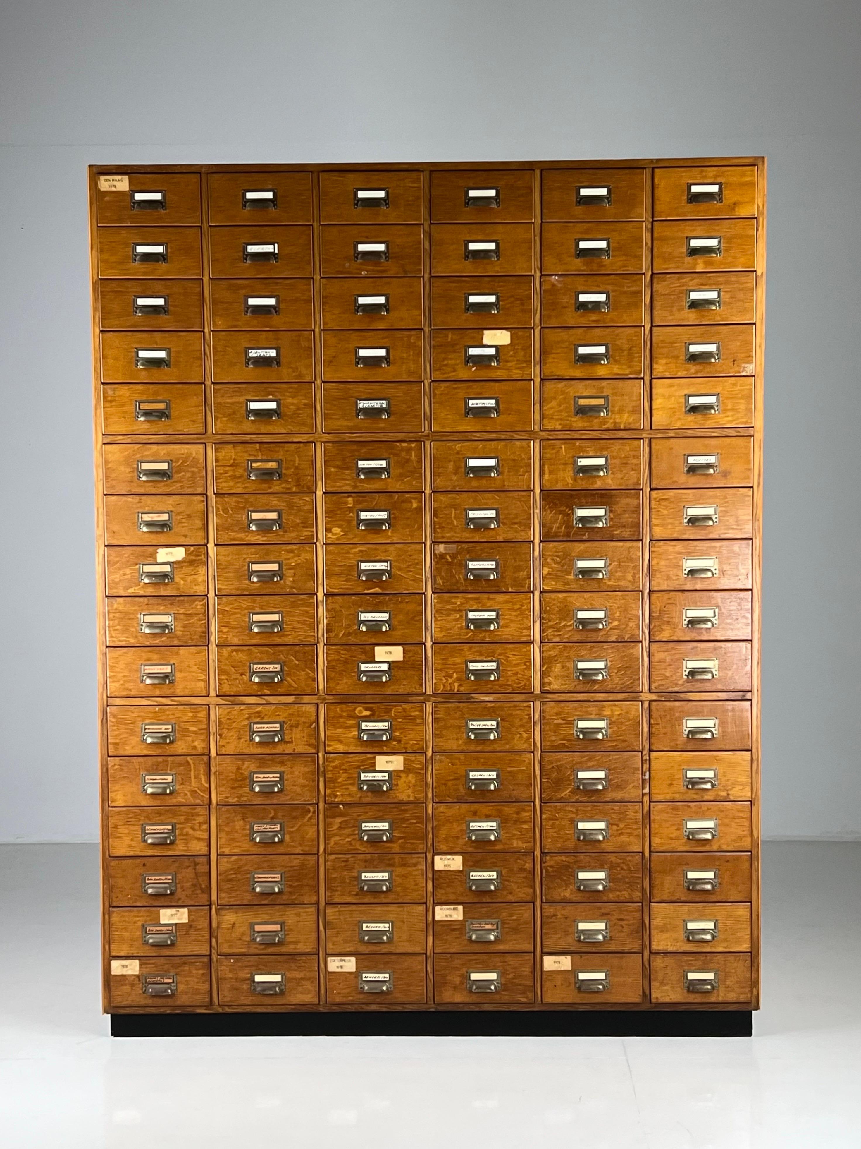 Apothekerschrank aus der Mitte des 20. Jahrhunderts in Den Haag im Angebot 2