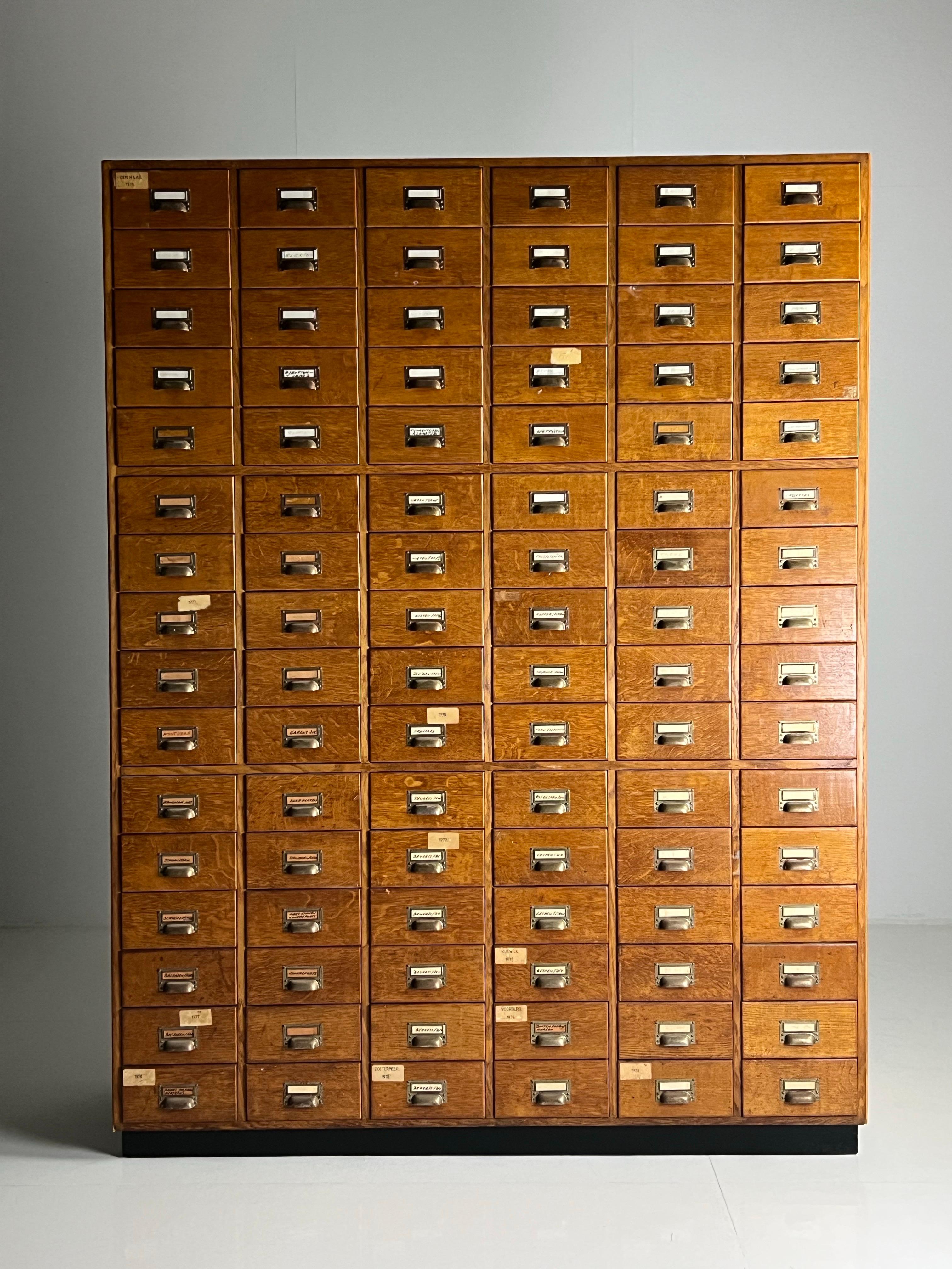 Apothekerschrank aus der Mitte des 20. Jahrhunderts in Den Haag im Angebot 3