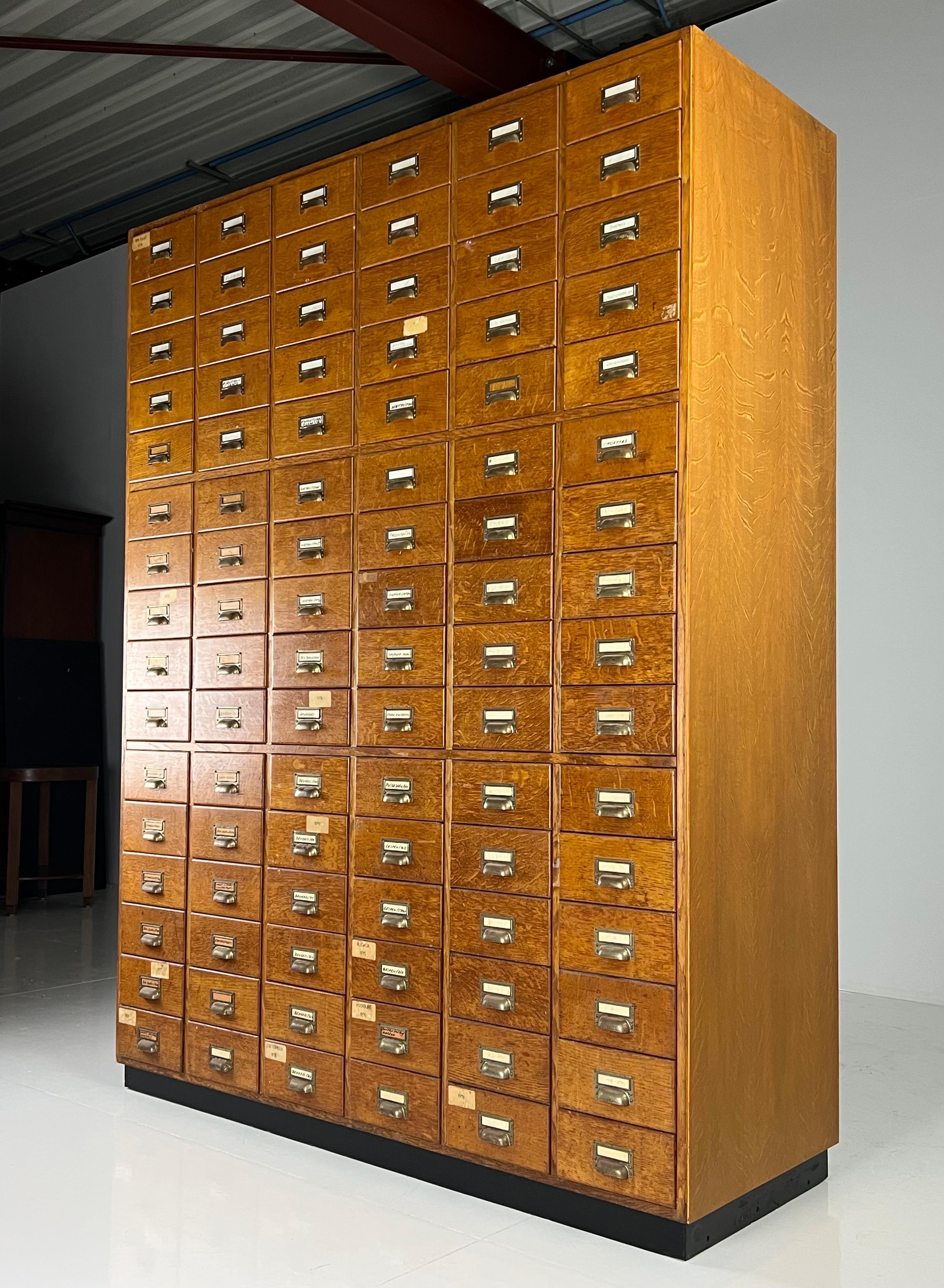 Apothekerschrank aus der Mitte des 20. Jahrhunderts in Den Haag im Angebot 5