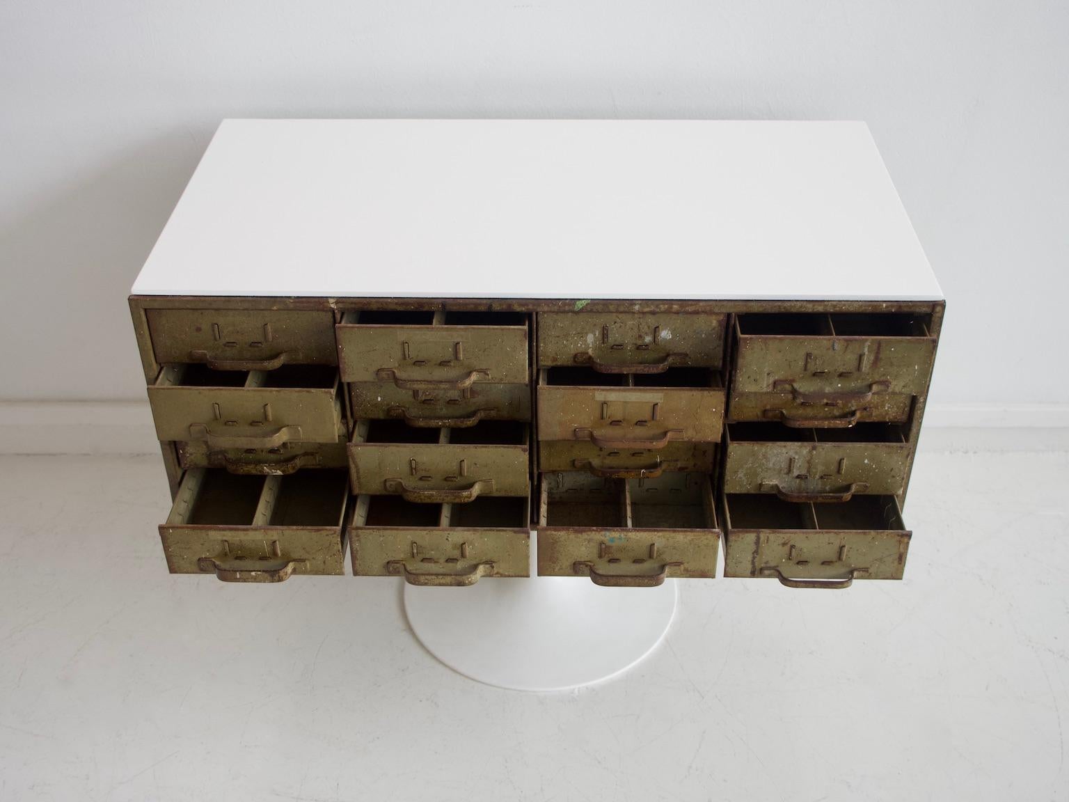 Cassettiera in metallo verde militare della metà del XX secolo In condizioni buone in vendita a Madrid, ES
