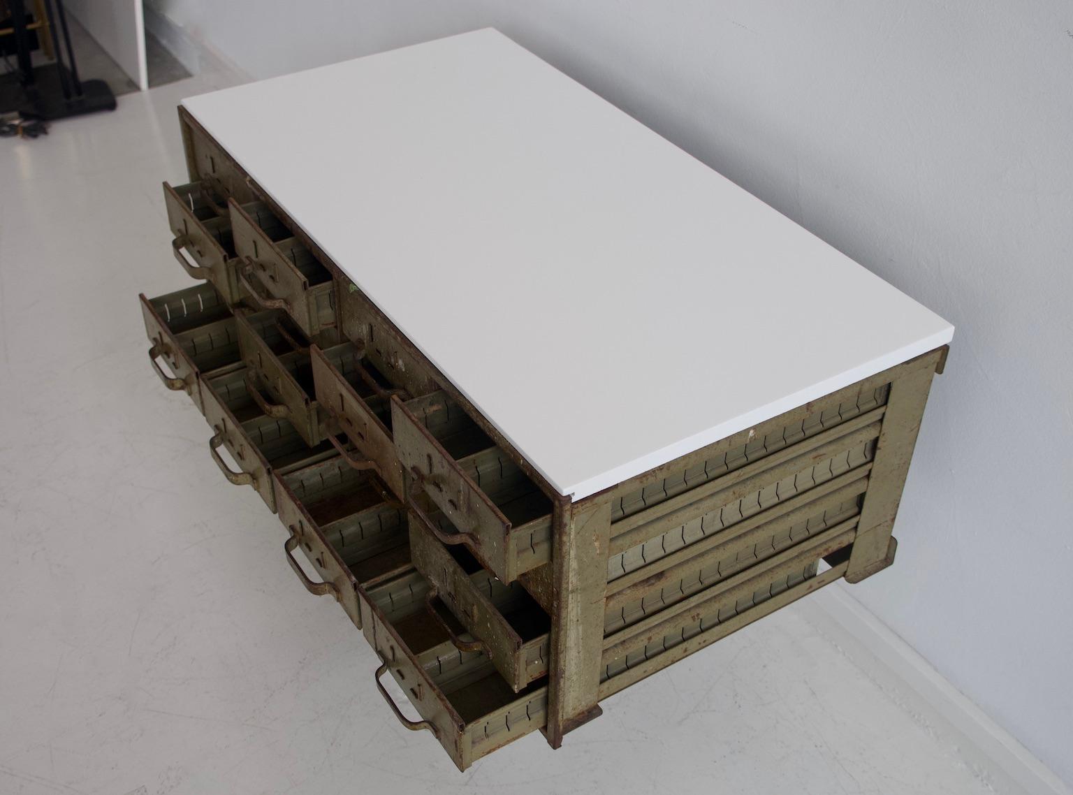Lamina di metallo Cassettiera in metallo verde militare della metà del XX secolo in vendita