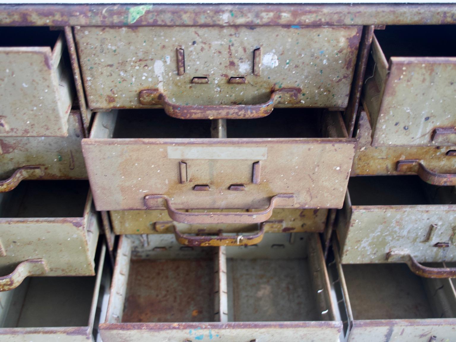 Cassettiera in metallo verde militare della metà del XX secolo in vendita 1
