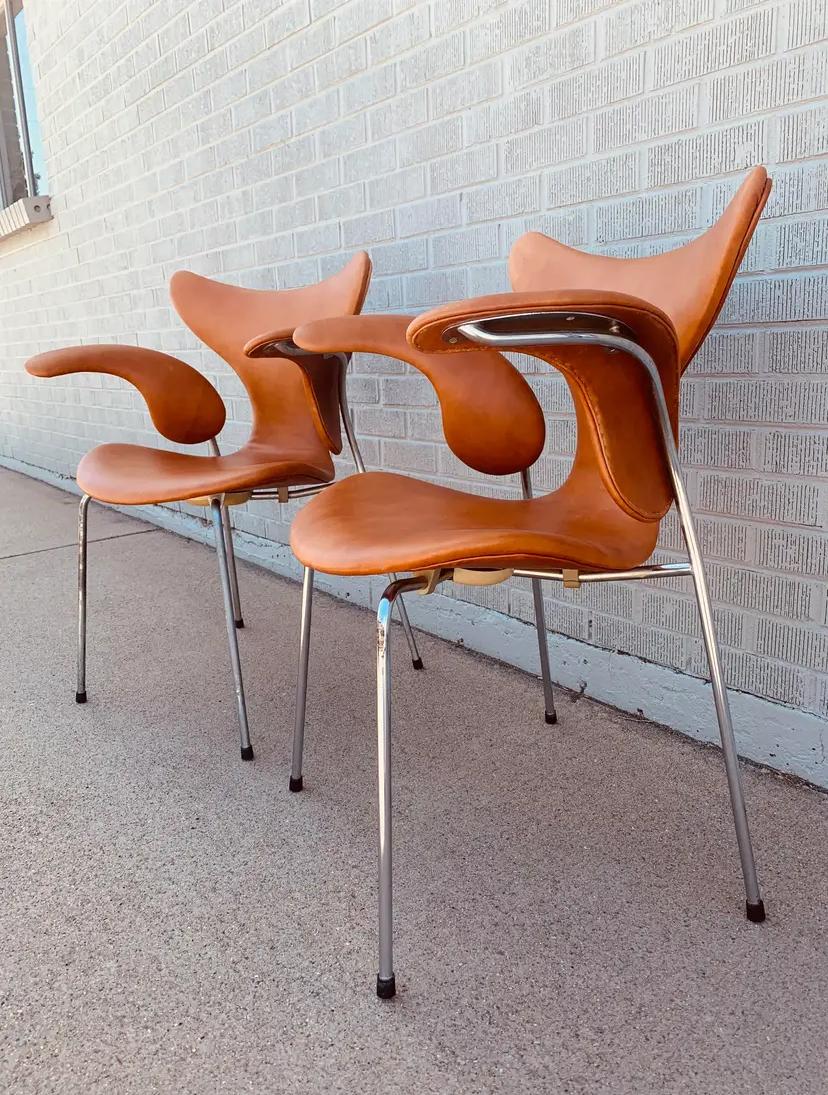 Si tratta di un'incredibile coppia di sedie laterali disegnate da Arne Jacobsen per Fritz Hansen. Si tratta di una rara opportunità di possedere un raffinato esempio di squisito design danese. Tra tutti i pezzi presenti nel nostro showroom di 12.000