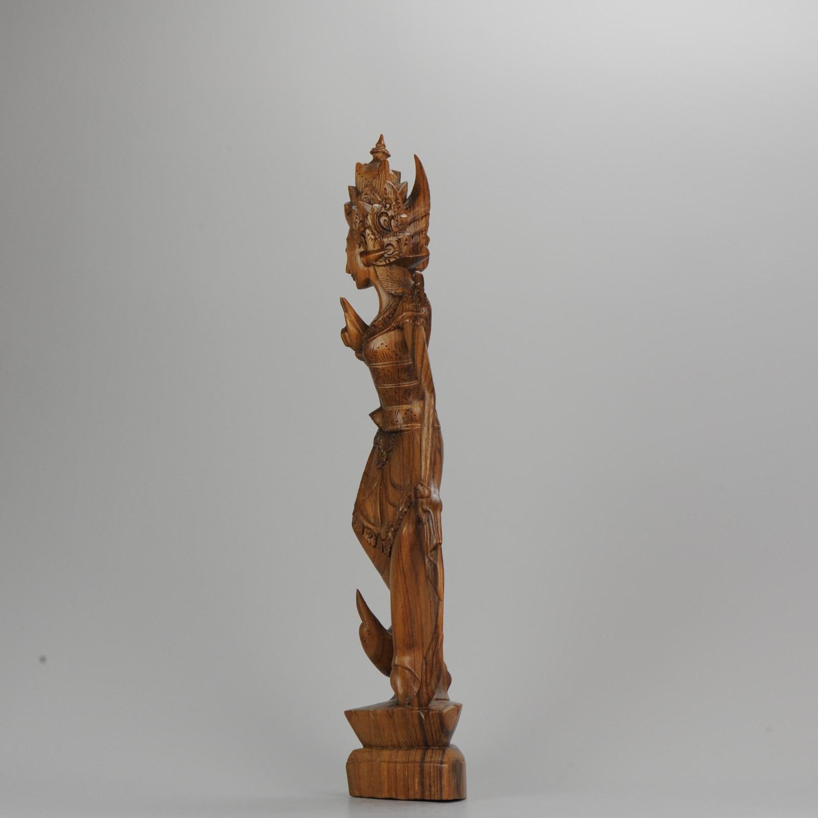 Indonésien Statue de femme sculptée en bois balinaise Art Déco du milieu du 20e siècle - Bali