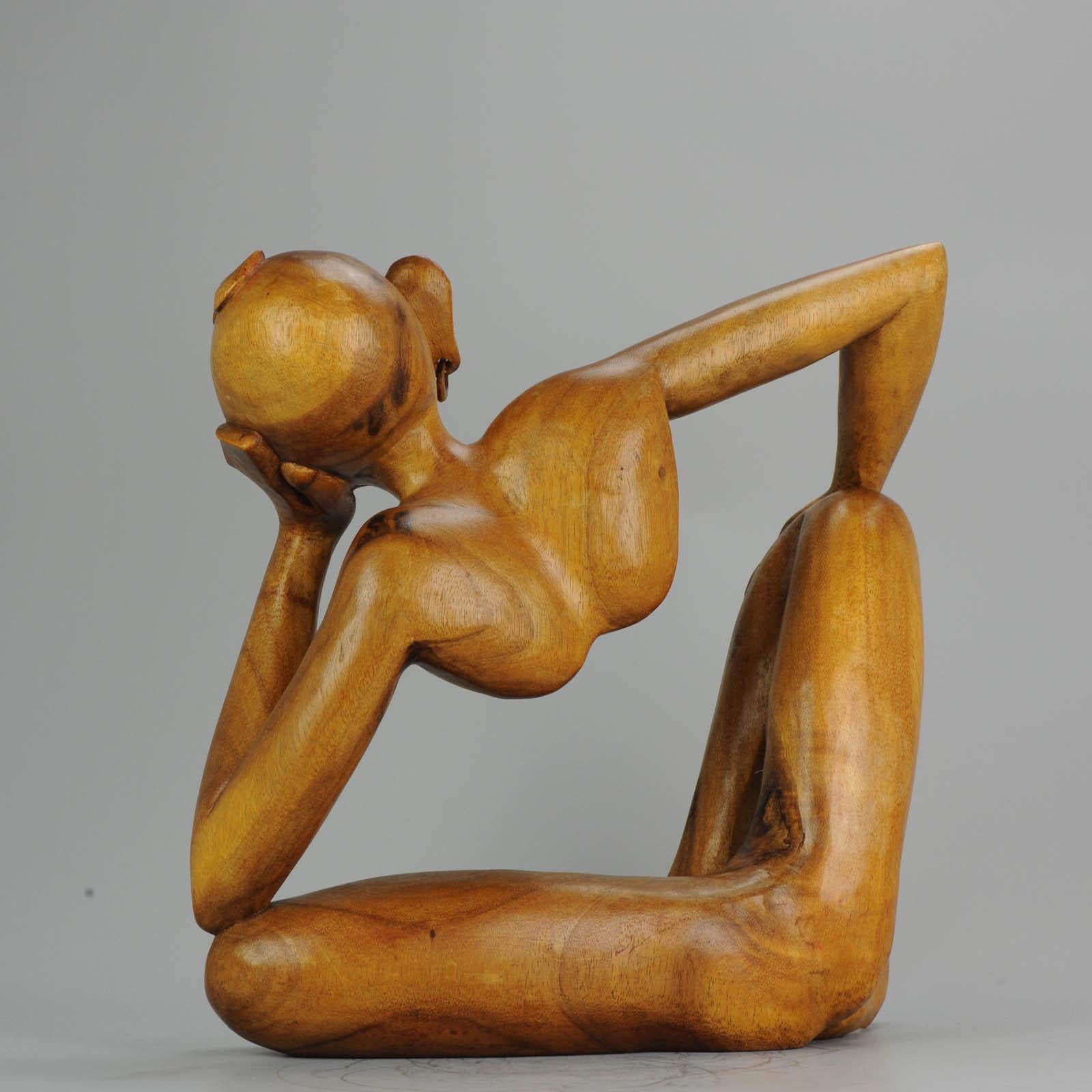 Statue de femme sculptée en bois balinaise Art Déco du milieu du 20e siècle - Bali Excellent état à Amsterdam, Noord Holland